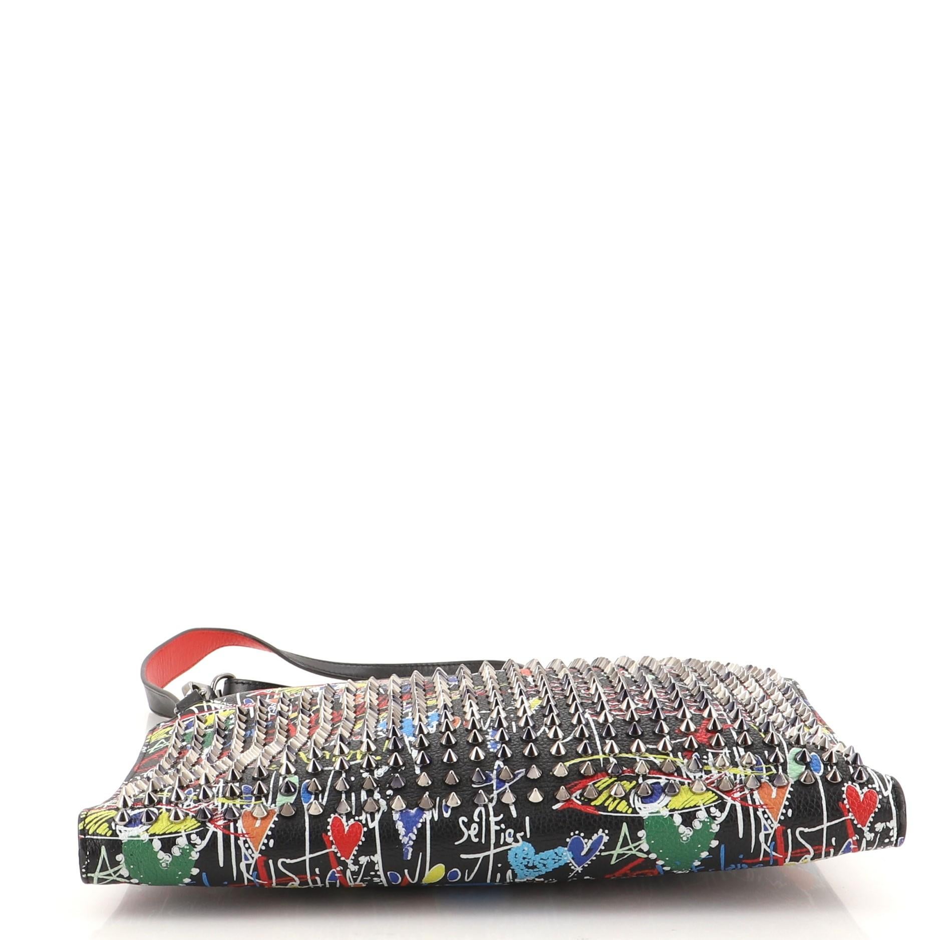 Christian Louboutin Skypouch Umhängetasche aus bedrucktem Leder mit Spikes im Zustand „Gut“ in NY, NY