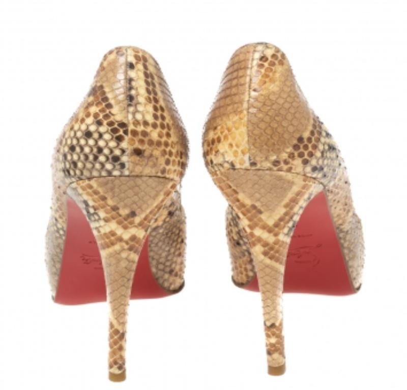 Christian Louboutin Escarpins à bout ouvert très prisés en cuir de serpent, taille 38 Bon état - En vente à Dubai, Al Qouz 2