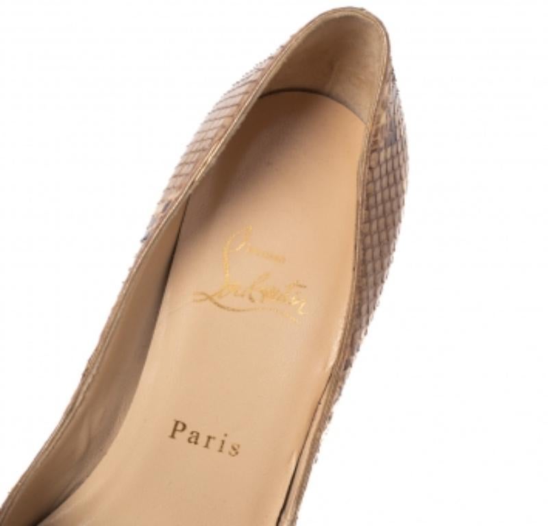 Christian Louboutin Escarpins à bout ouvert très prisés en cuir de serpent, taille 38 Pour femmes en vente