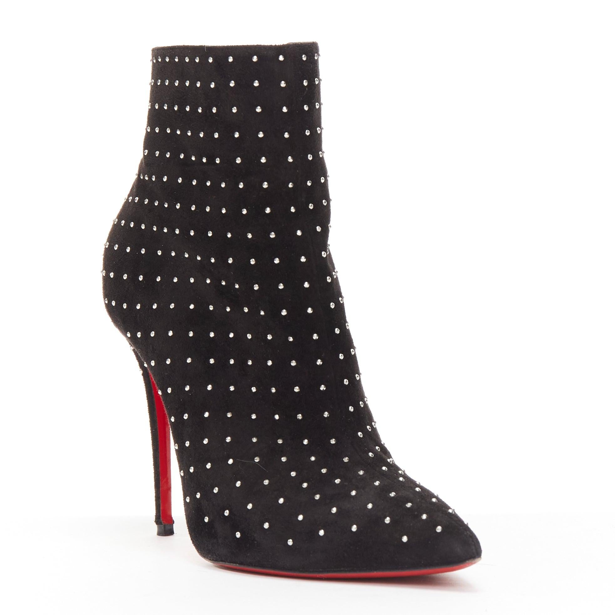 CHRISTIAN LOUBOUTIN So Kate Booty en daim noir orné de micro clous pointus EU36
Référence : TGAS/D00992
Marque : Christian Louboutin
Modèle : So Kate Booty
Matière : Daim, métal
Couleur : noir, argent
Motif : clouté
Fermeture : Zip
Doublure : Cuir