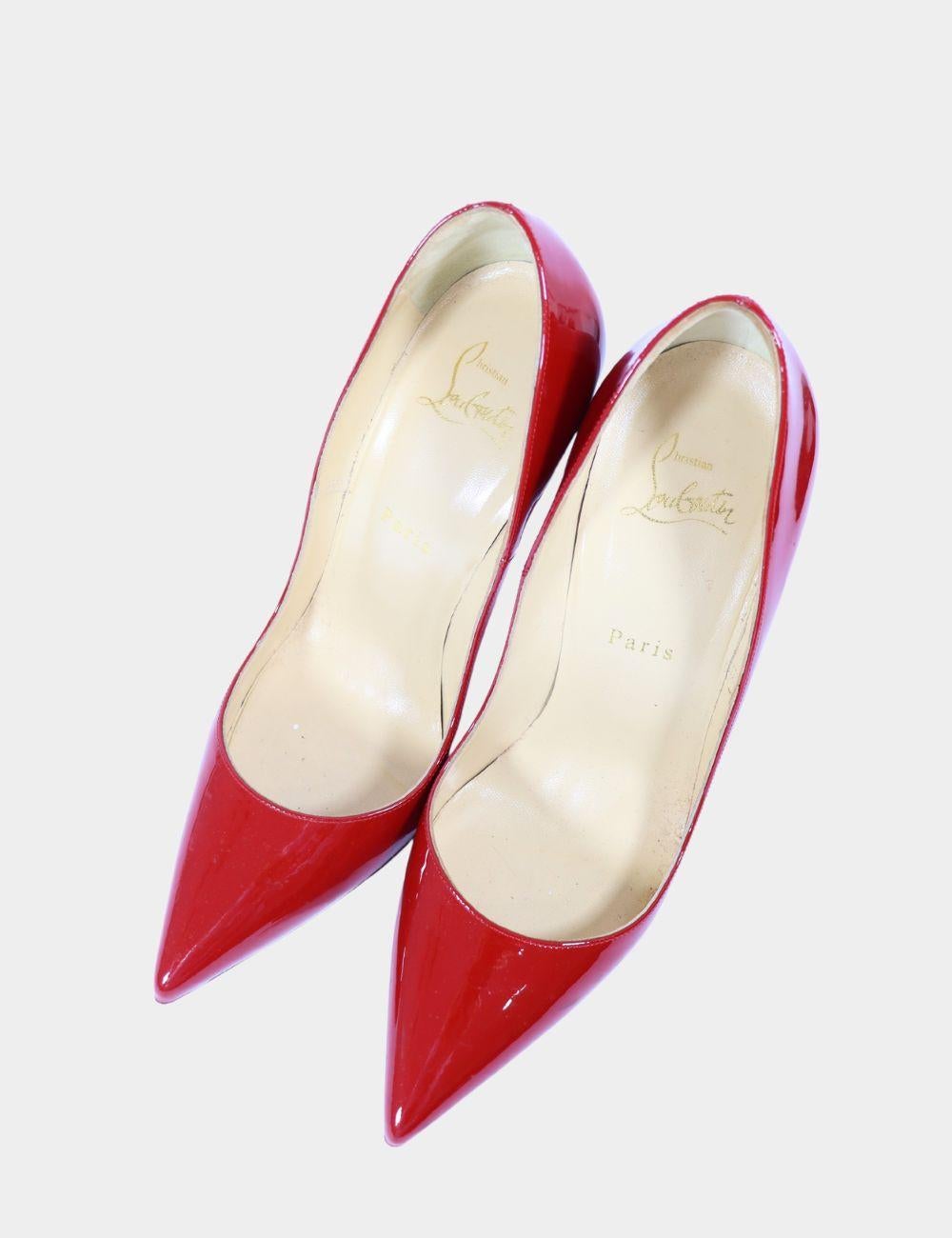 Le So Kate Pumps di Christian Louboutin hanno una punta appuntita e sono in vernice.

Materiale: Pelle
Taglia: EU 40
Lunghezza del tacco: 12 cm
Condizioni generali: Buono
Condizioni interne: segni di usura
Condizioni esterne: Graffi leggeri
*Include