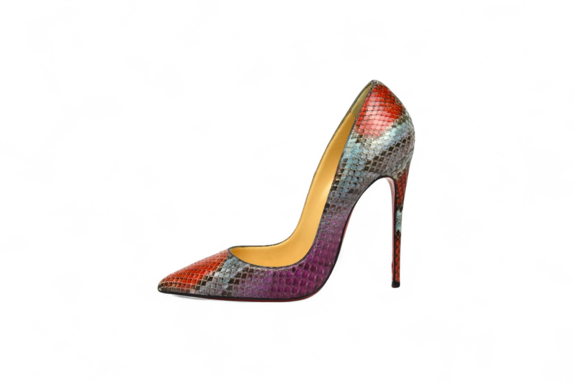 Attira l'attenzione con queste straordinarie décolleté So Kate di Christian Louboutin, realizzate in Italia con una lussuosa pelle di serpente multicolore. Caratterizzati da una vivace tavolozza di rossi, viola e blu in un motivo naturale a pelle di