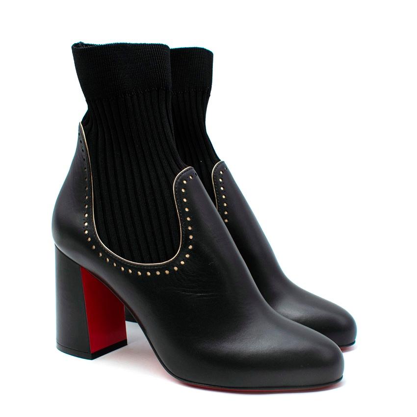 Christian Louboutin Sockies 85 Schwarzes Leder & Trikot Absatzstiefel 
 

 - Chelsea-inspirierter Sockenstiefel mit Obermaterial aus Glattleder und gestanzten Löchern, kontrastiert mit einem gerippten Knöchel in Sockenoptik
 - Mandelzehe
 -auf hohem