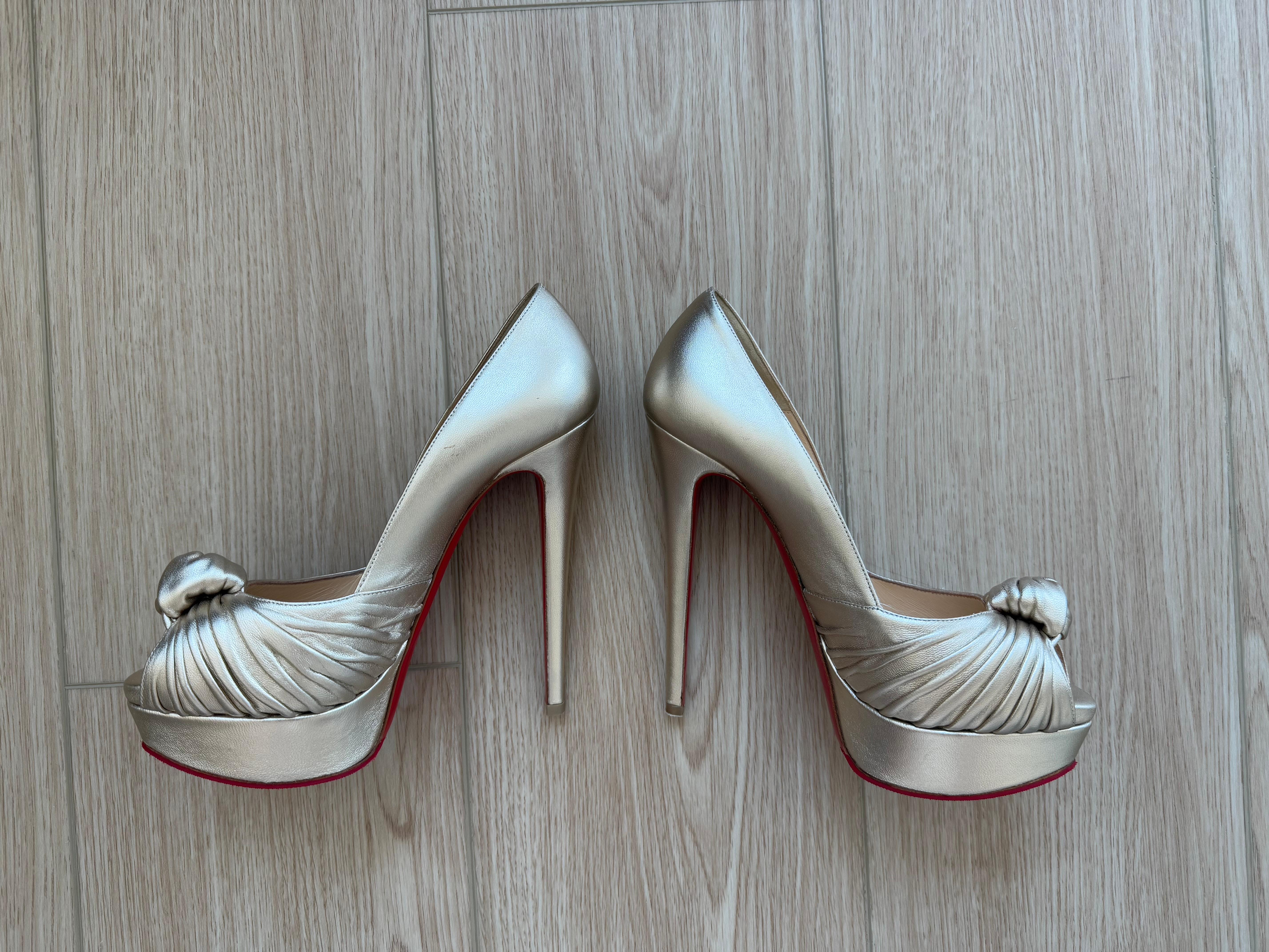Bombas anudadas de piel dorada suave CHRISTIAN LOUBOUTIN en venta 5