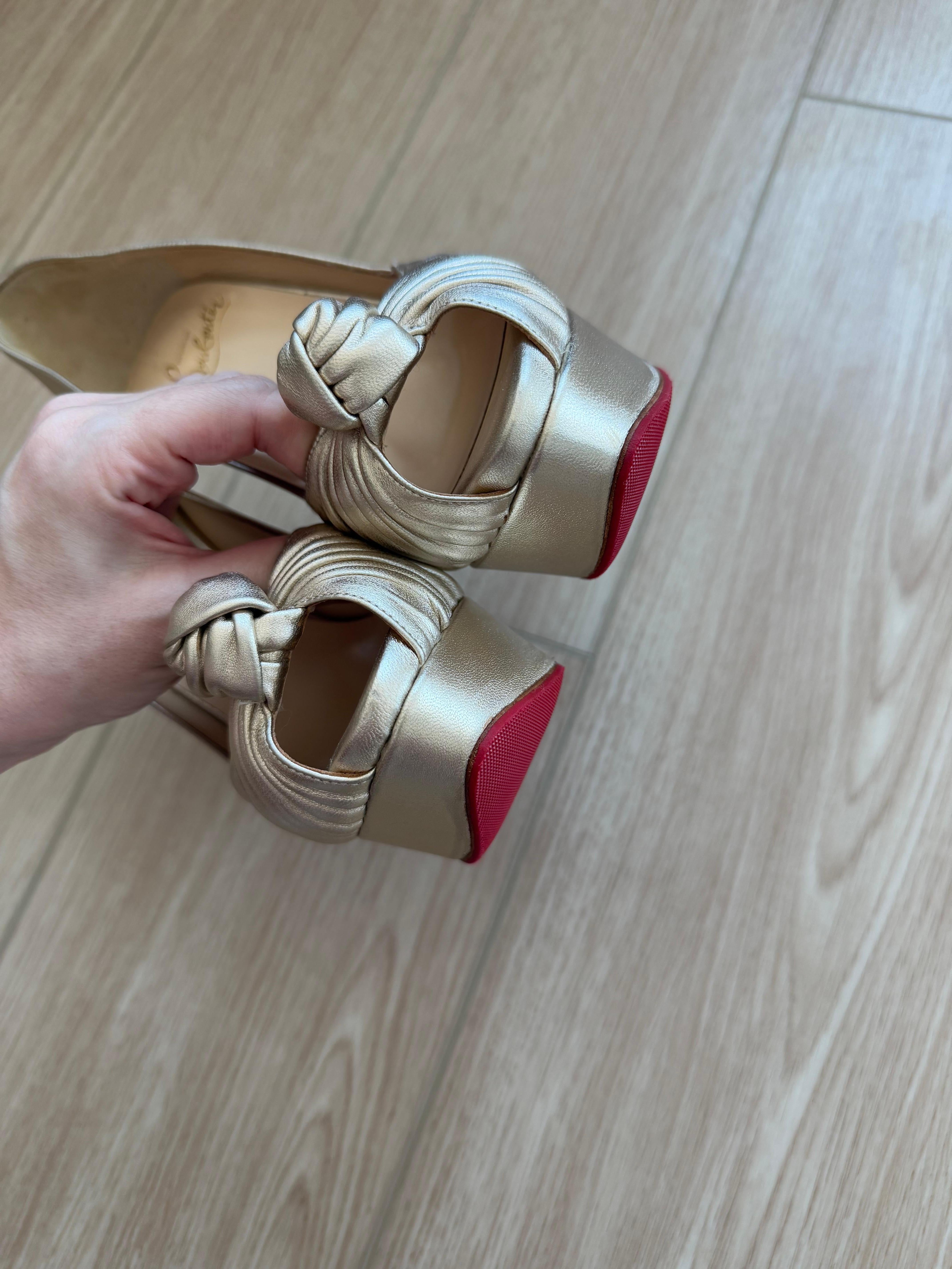 Bombas anudadas de piel dorada suave CHRISTIAN LOUBOUTIN en venta 6
