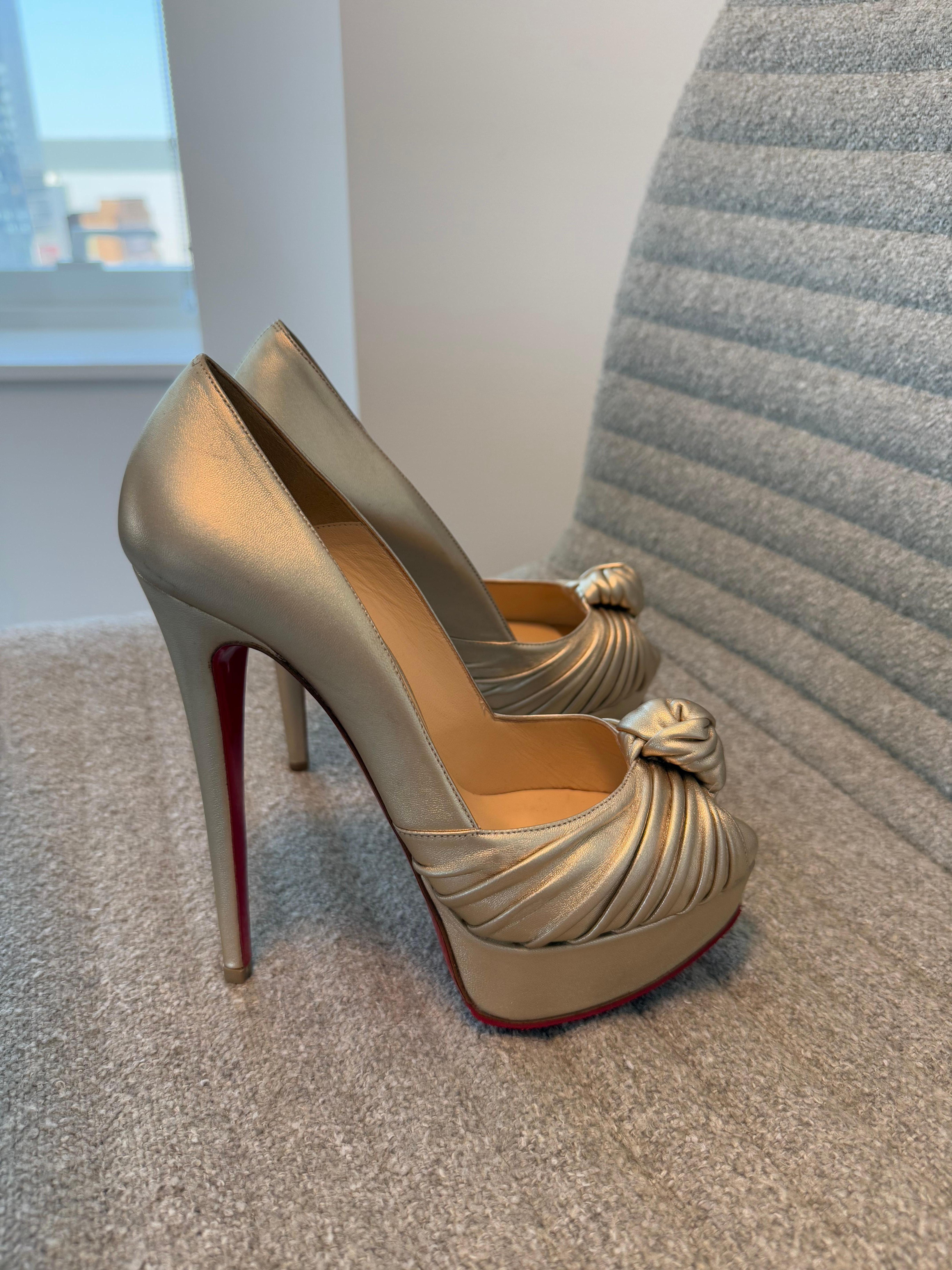 Bombas anudadas de piel dorada suave CHRISTIAN LOUBOUTIN en venta 7