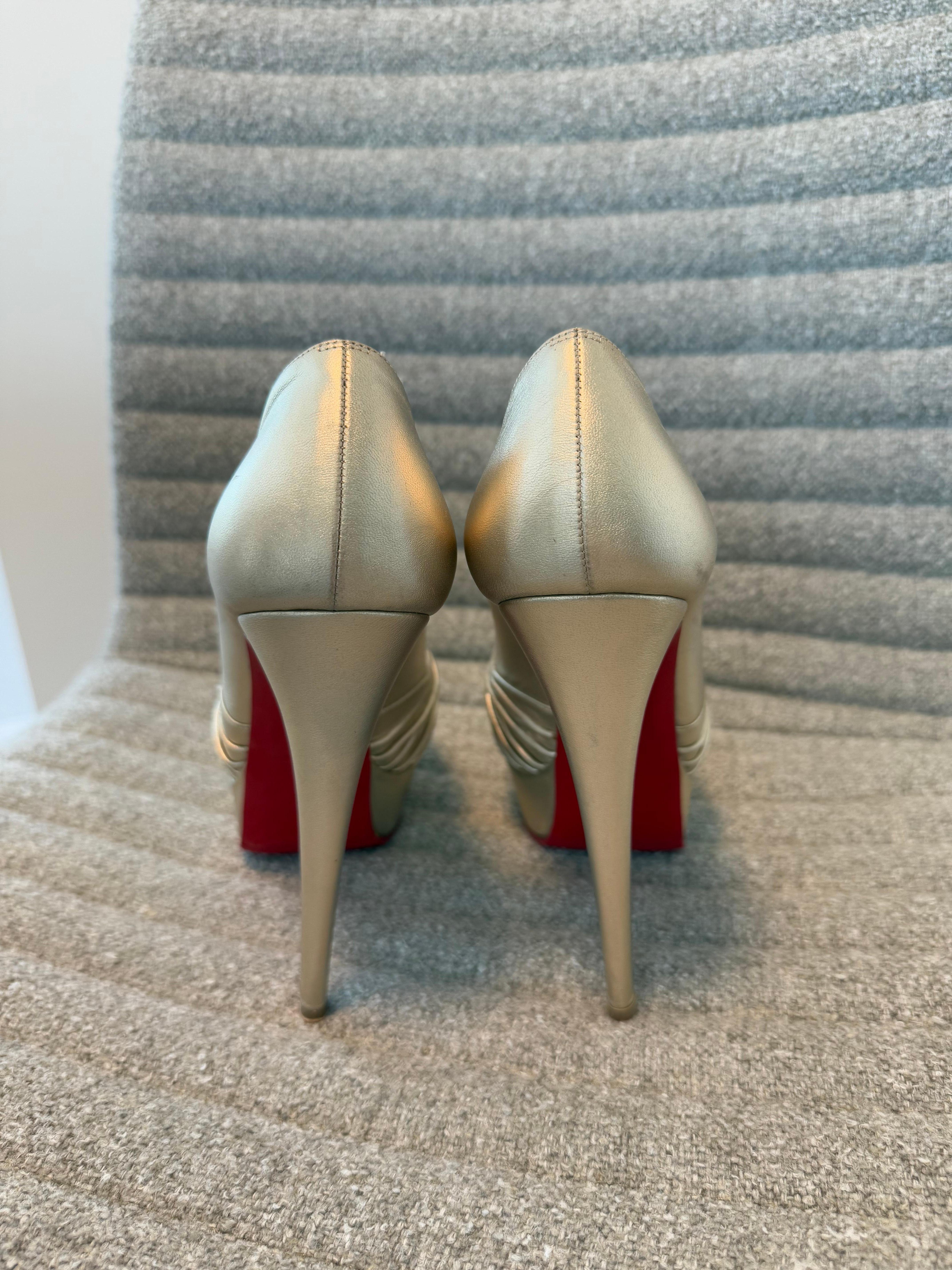 Bombas anudadas de piel dorada suave CHRISTIAN LOUBOUTIN en venta 8