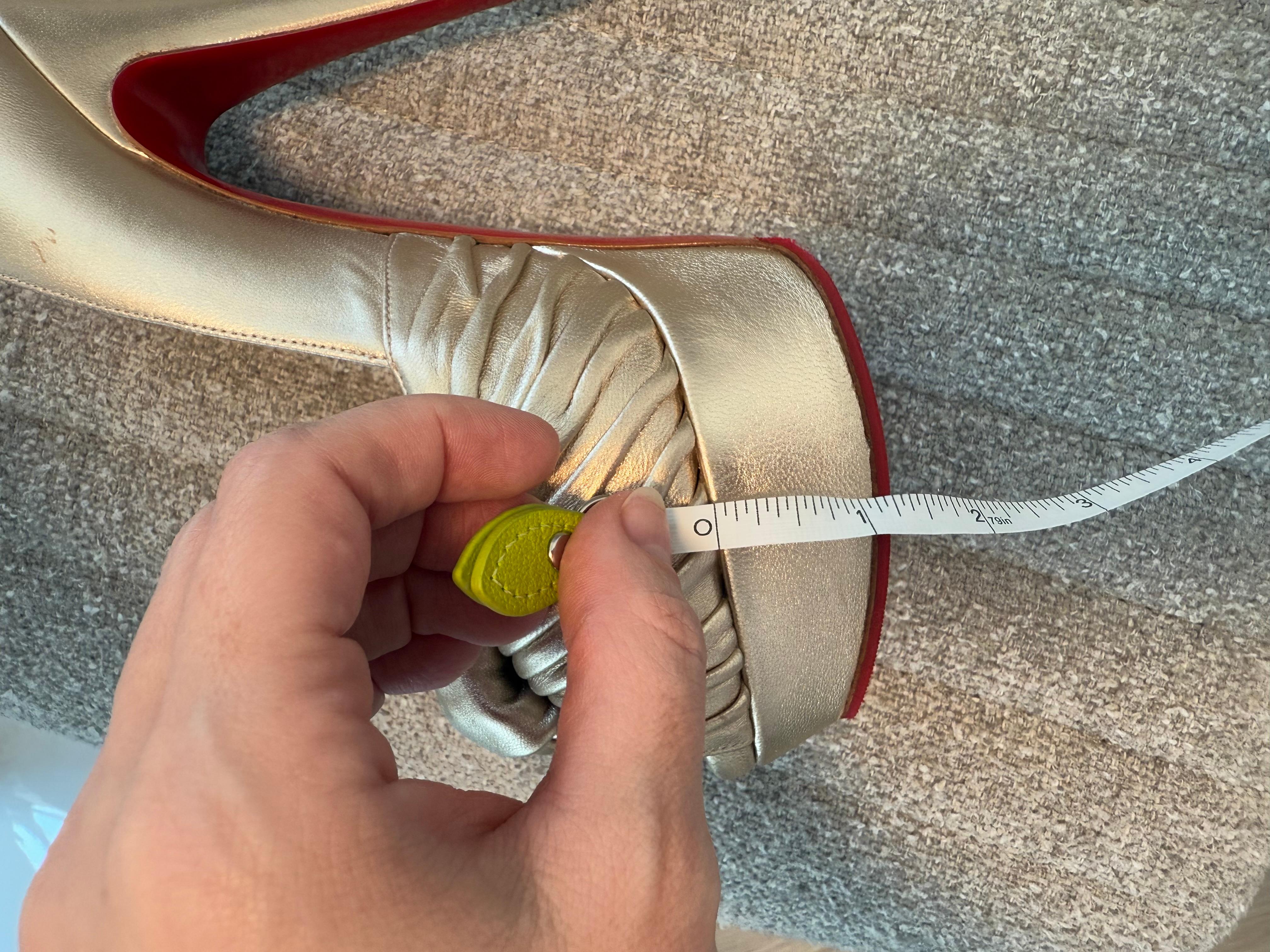 Bombas anudadas de piel dorada suave CHRISTIAN LOUBOUTIN en venta 10