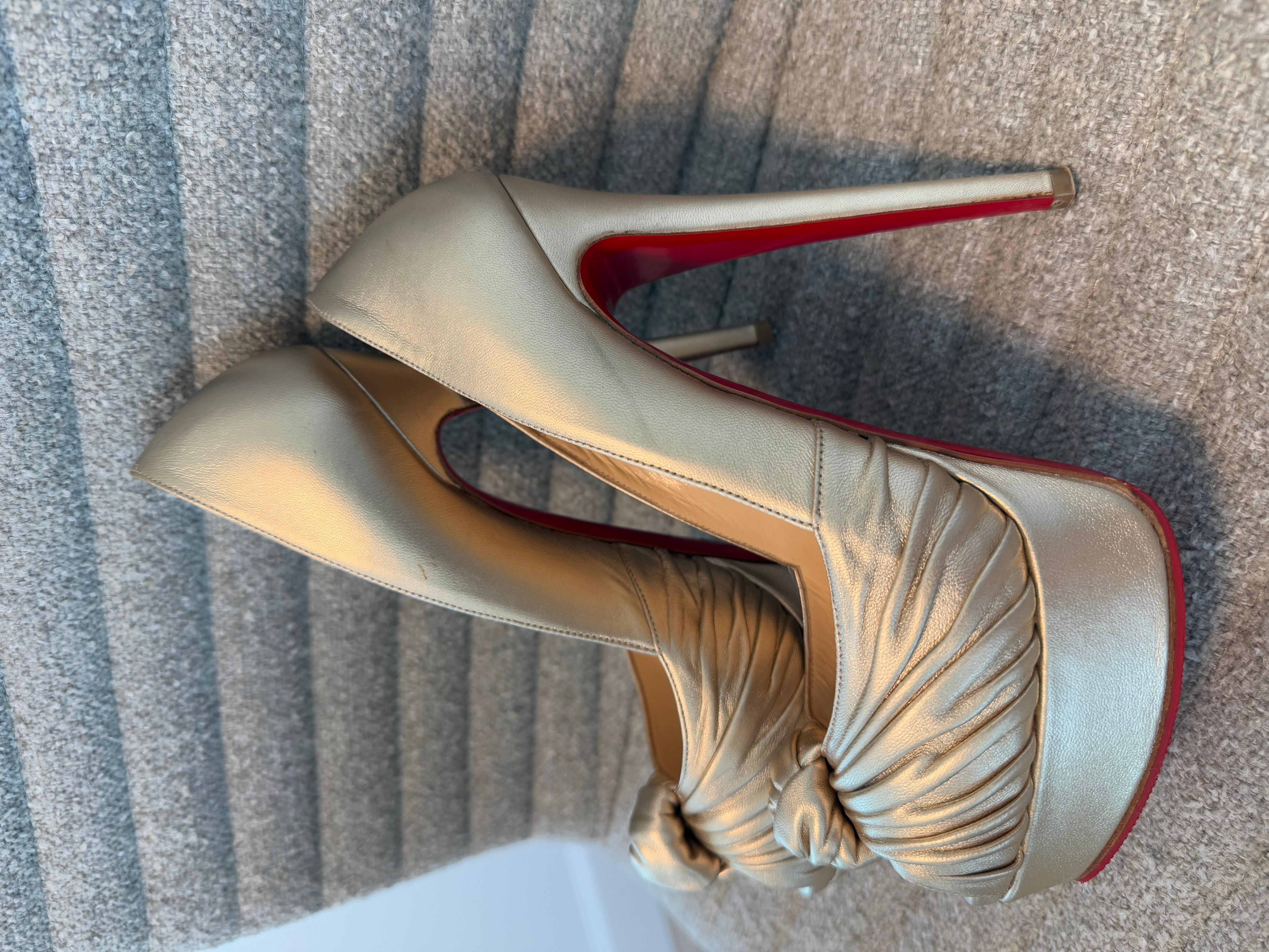 Bombas anudadas de piel dorada suave CHRISTIAN LOUBOUTIN en venta 11