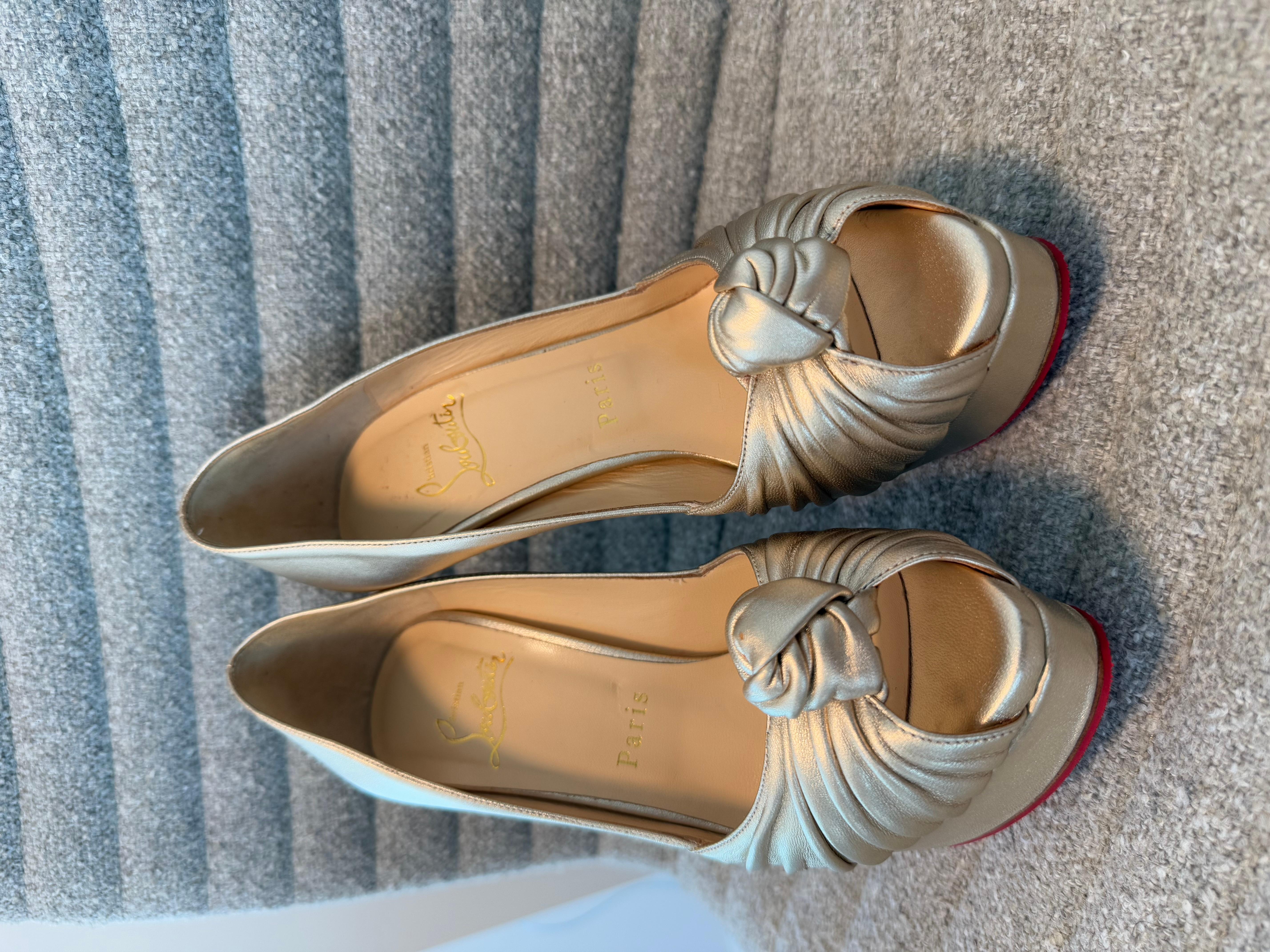 Bombas anudadas de piel dorada suave CHRISTIAN LOUBOUTIN en venta 12