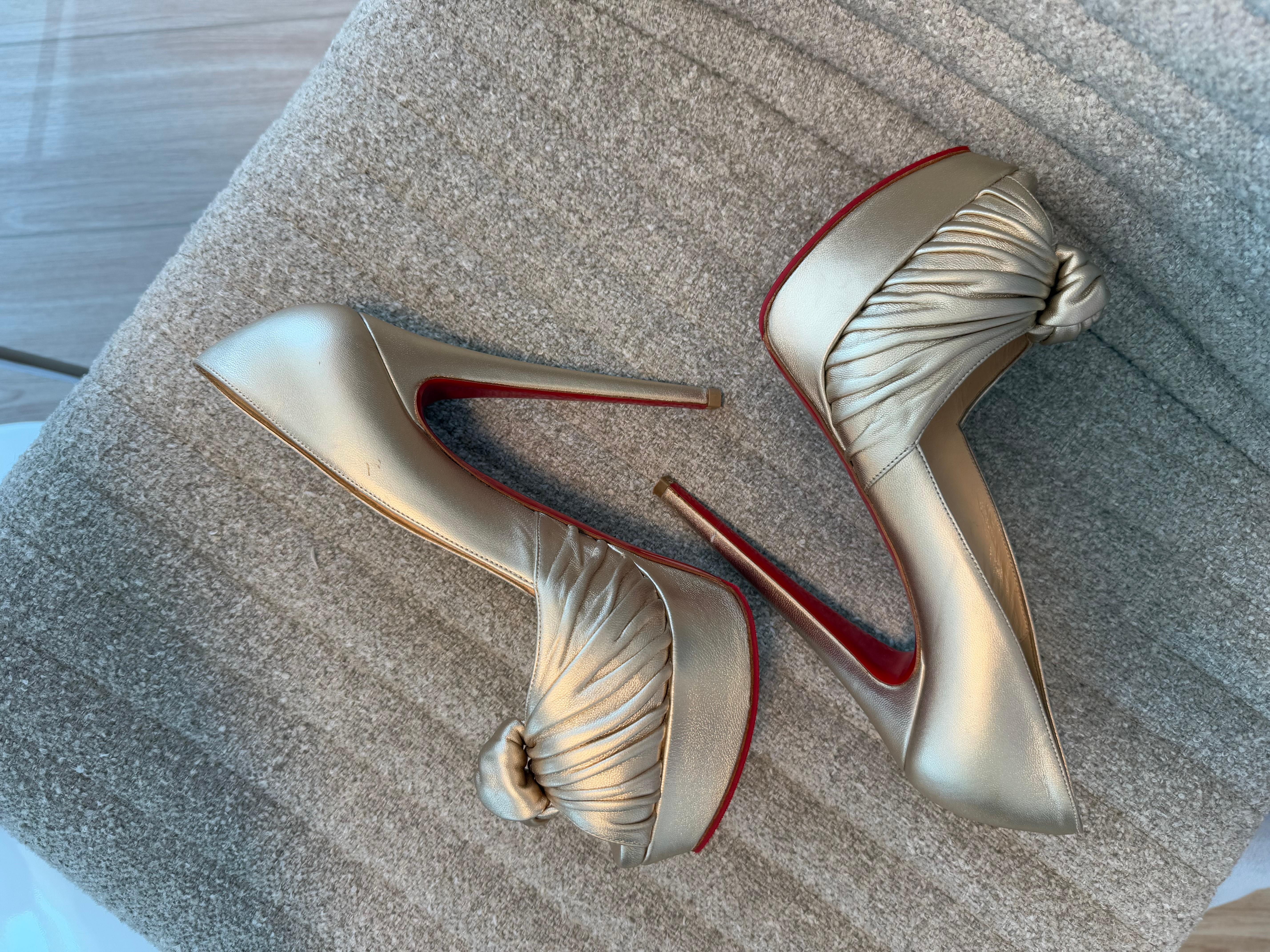 Bombas anudadas de piel dorada suave CHRISTIAN LOUBOUTIN en venta 13
