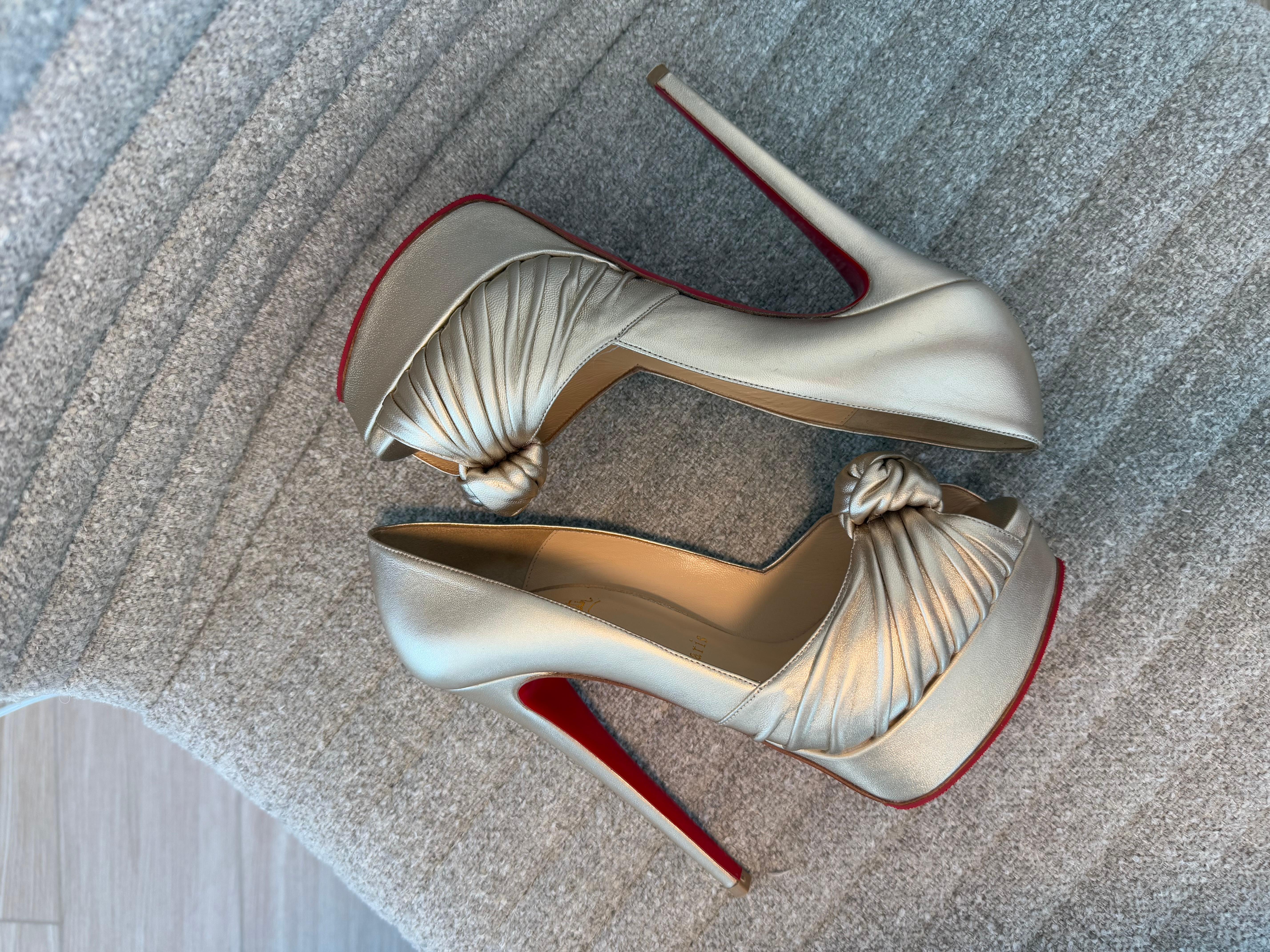 Bombas anudadas de piel dorada suave CHRISTIAN LOUBOUTIN en venta 14