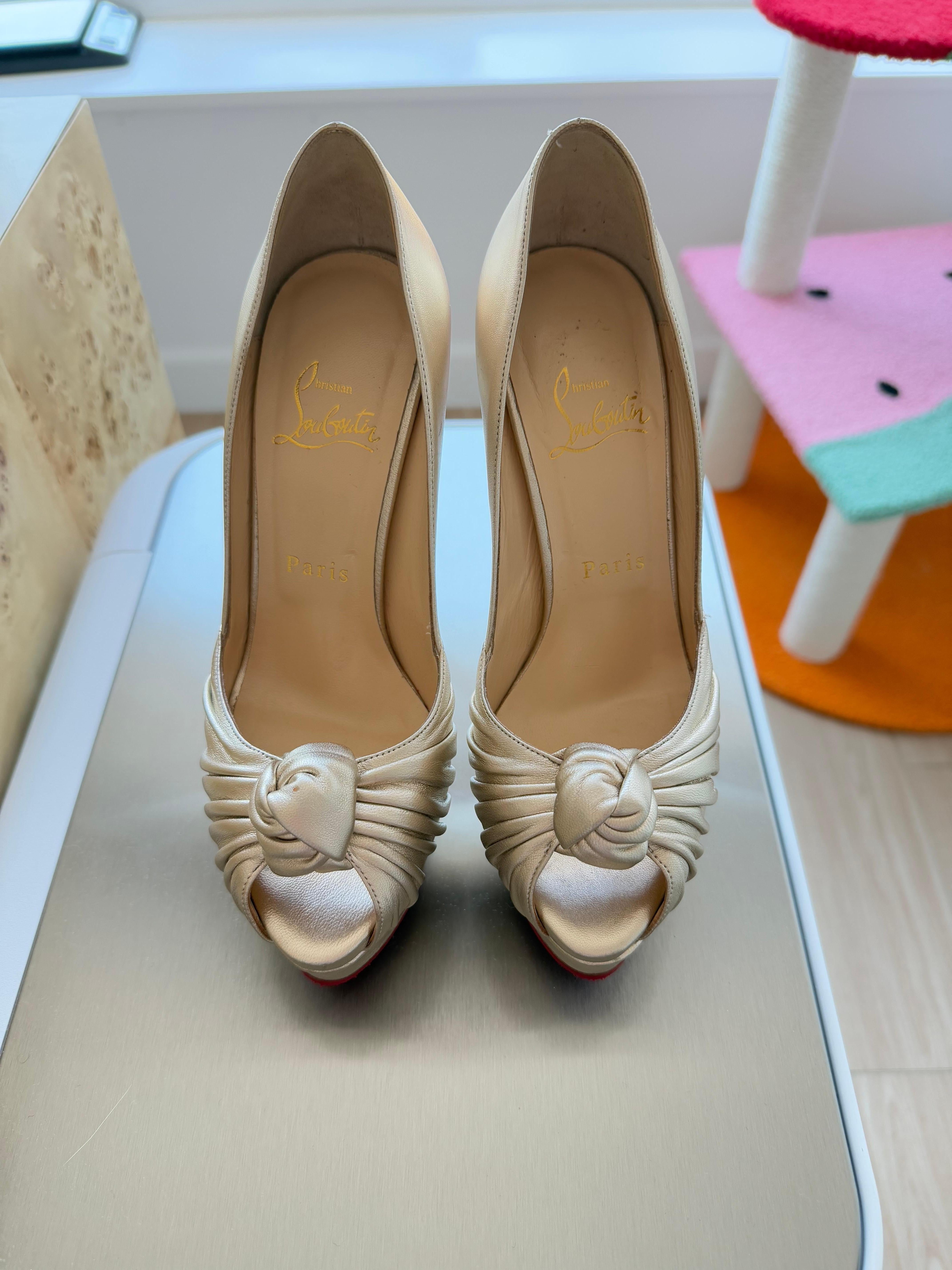 Bombas anudadas de piel dorada suave CHRISTIAN LOUBOUTIN Gris en venta