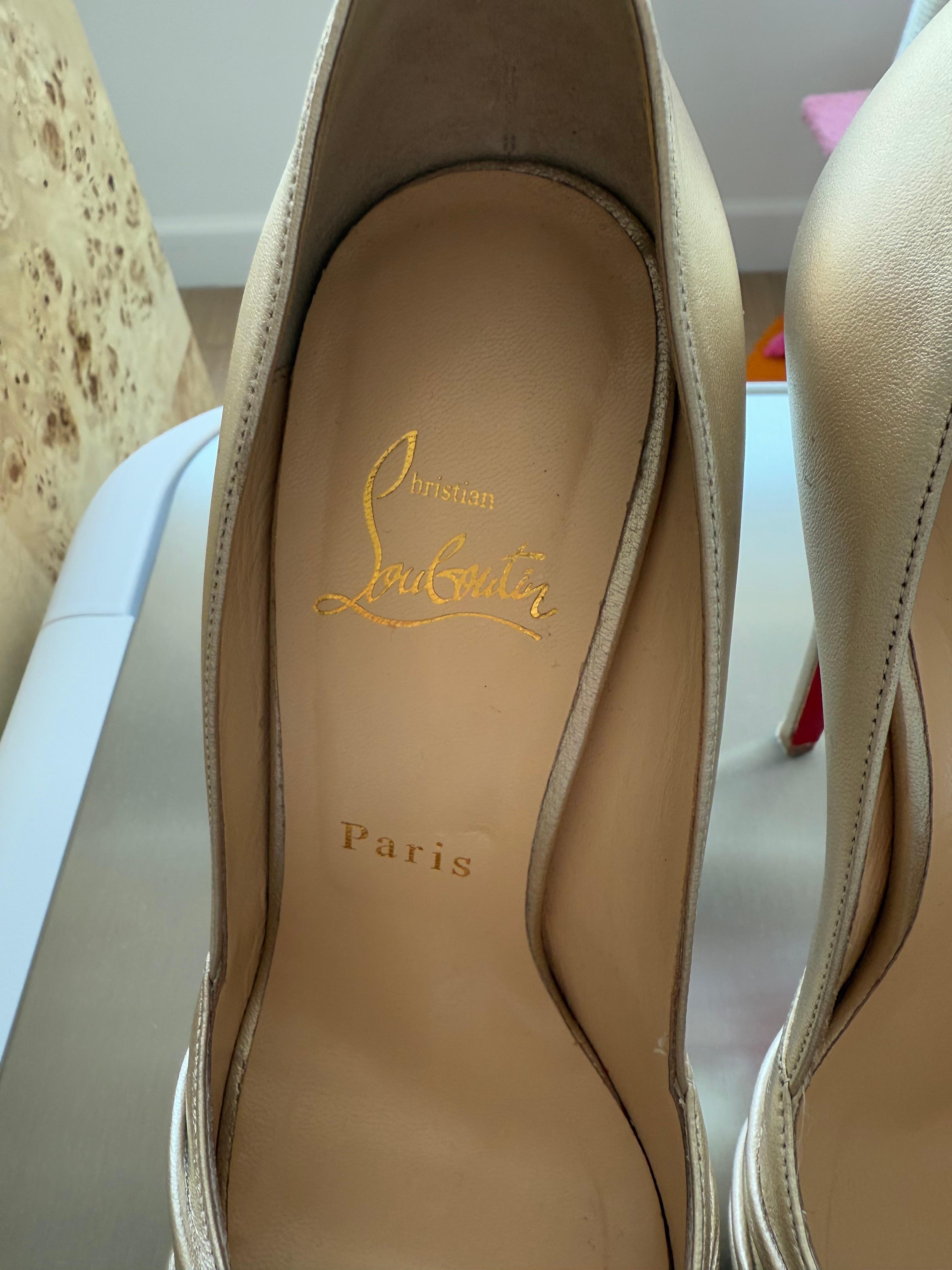 Bombas anudadas de piel dorada suave CHRISTIAN LOUBOUTIN en Excelente estado para la venta en Leonardo, NJ