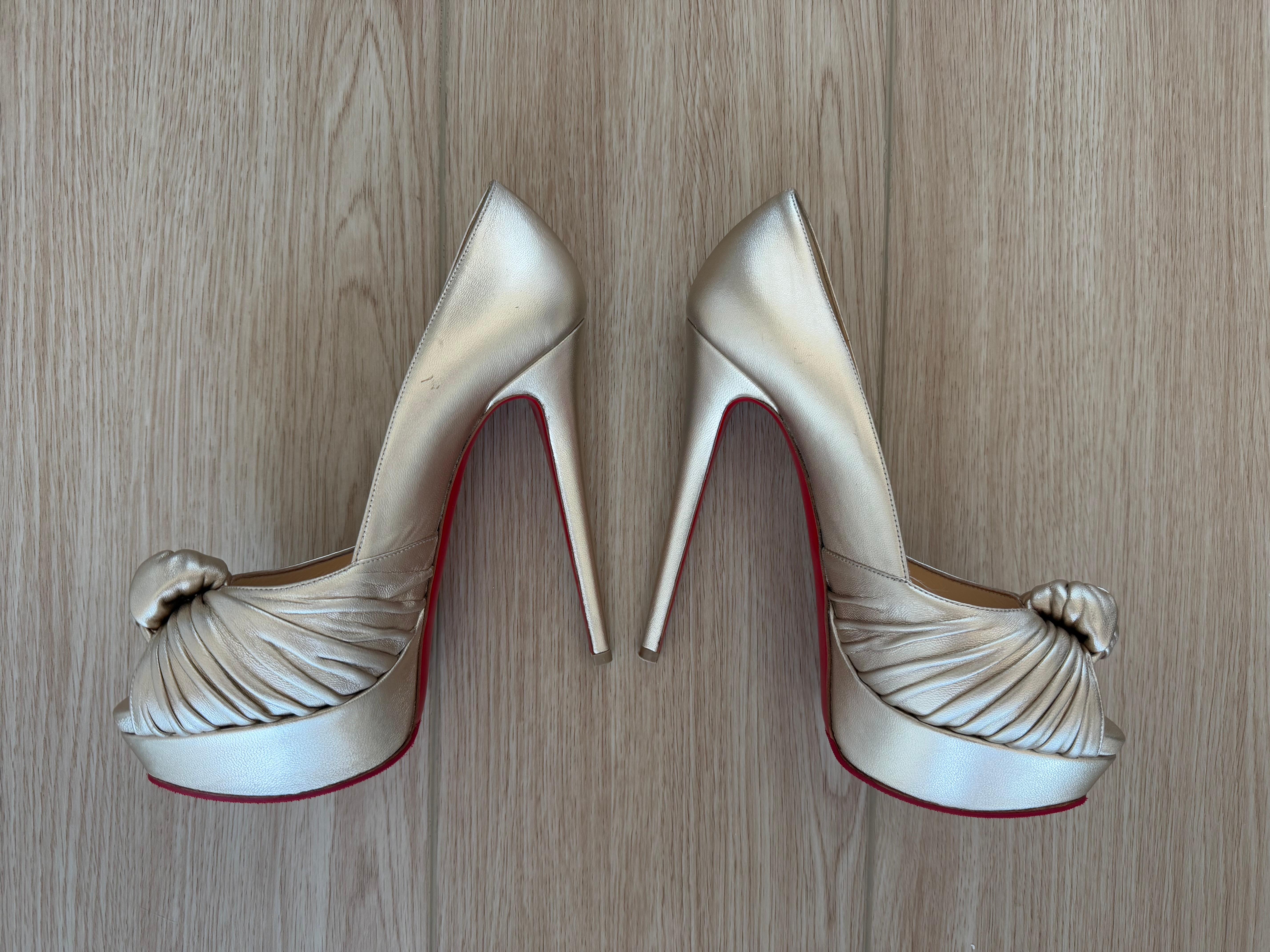De las mujeres Bombas anudadas de piel dorada suave CHRISTIAN LOUBOUTIN en venta