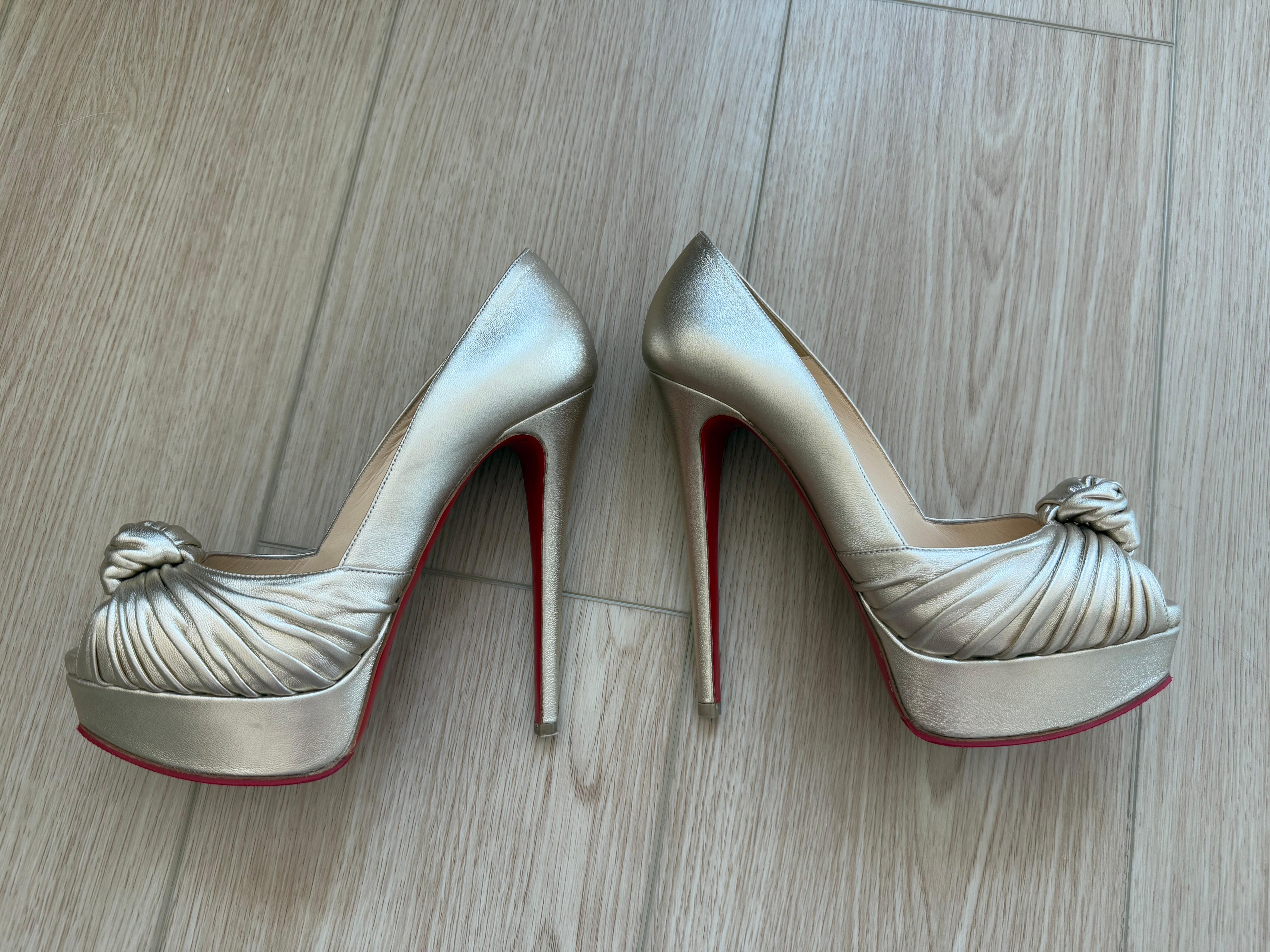 Bombas anudadas de piel dorada suave CHRISTIAN LOUBOUTIN en venta 1