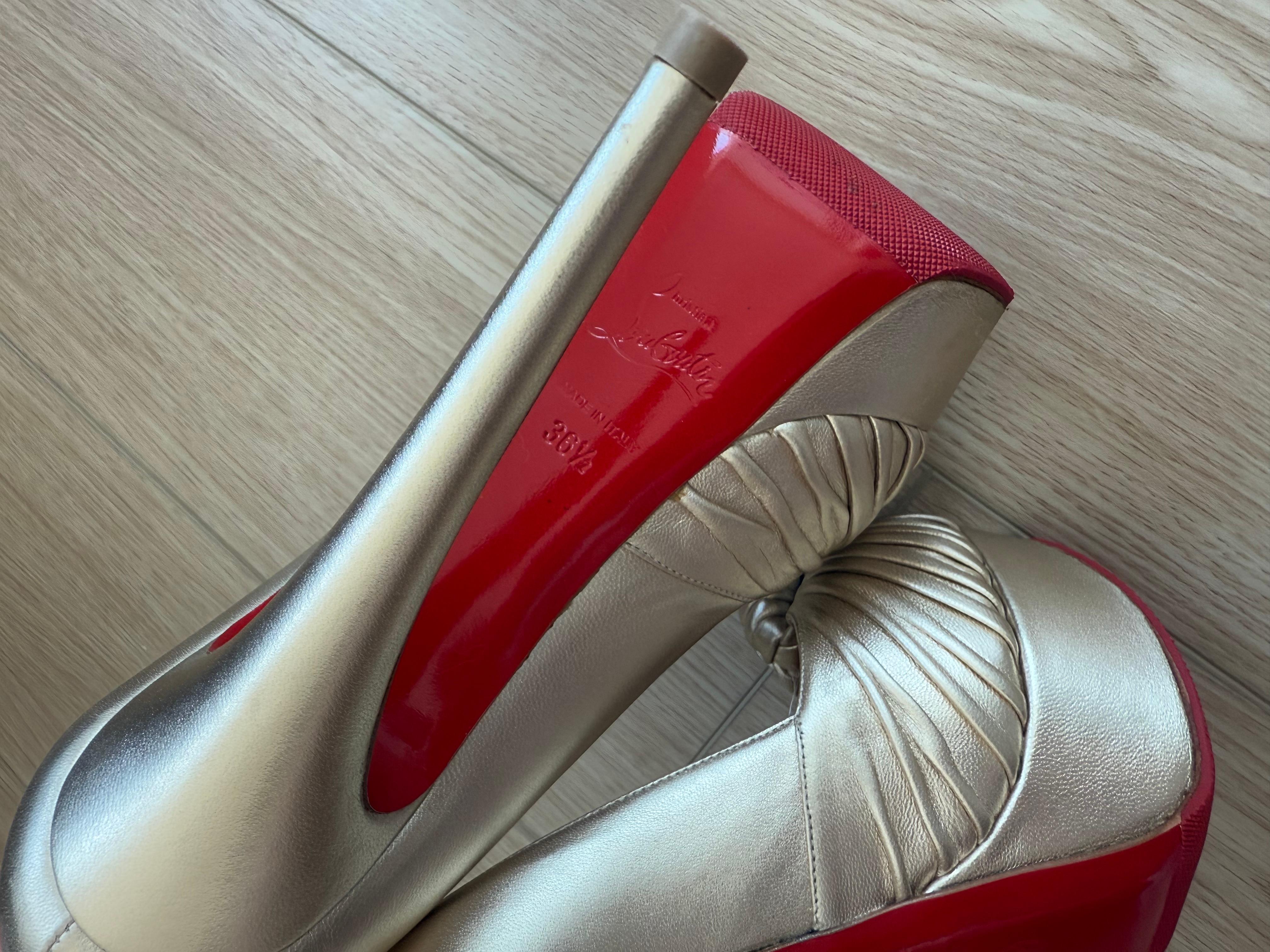 Bombas anudadas de piel dorada suave CHRISTIAN LOUBOUTIN en venta 2