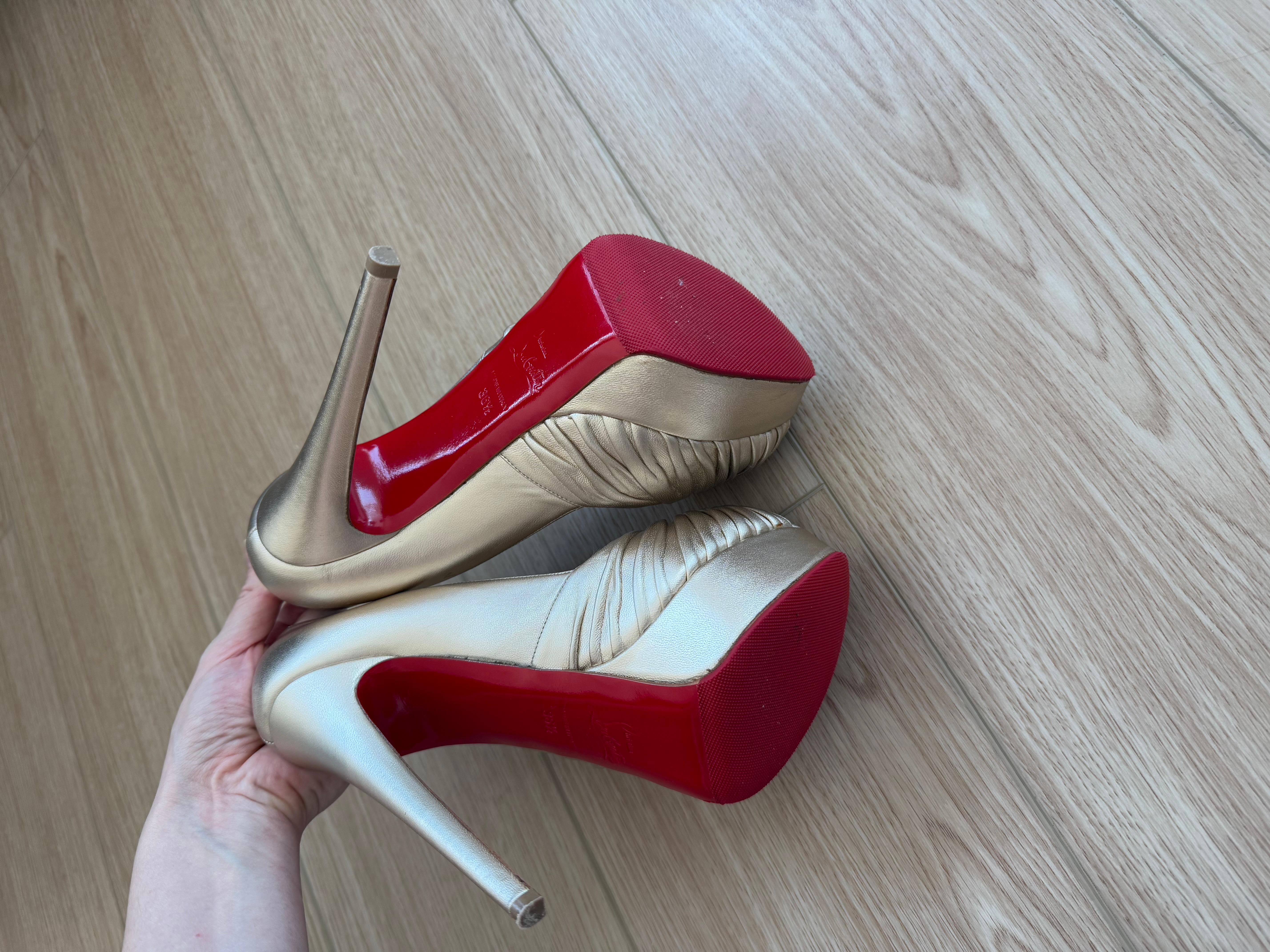 Bombas anudadas de piel dorada suave CHRISTIAN LOUBOUTIN en venta 3