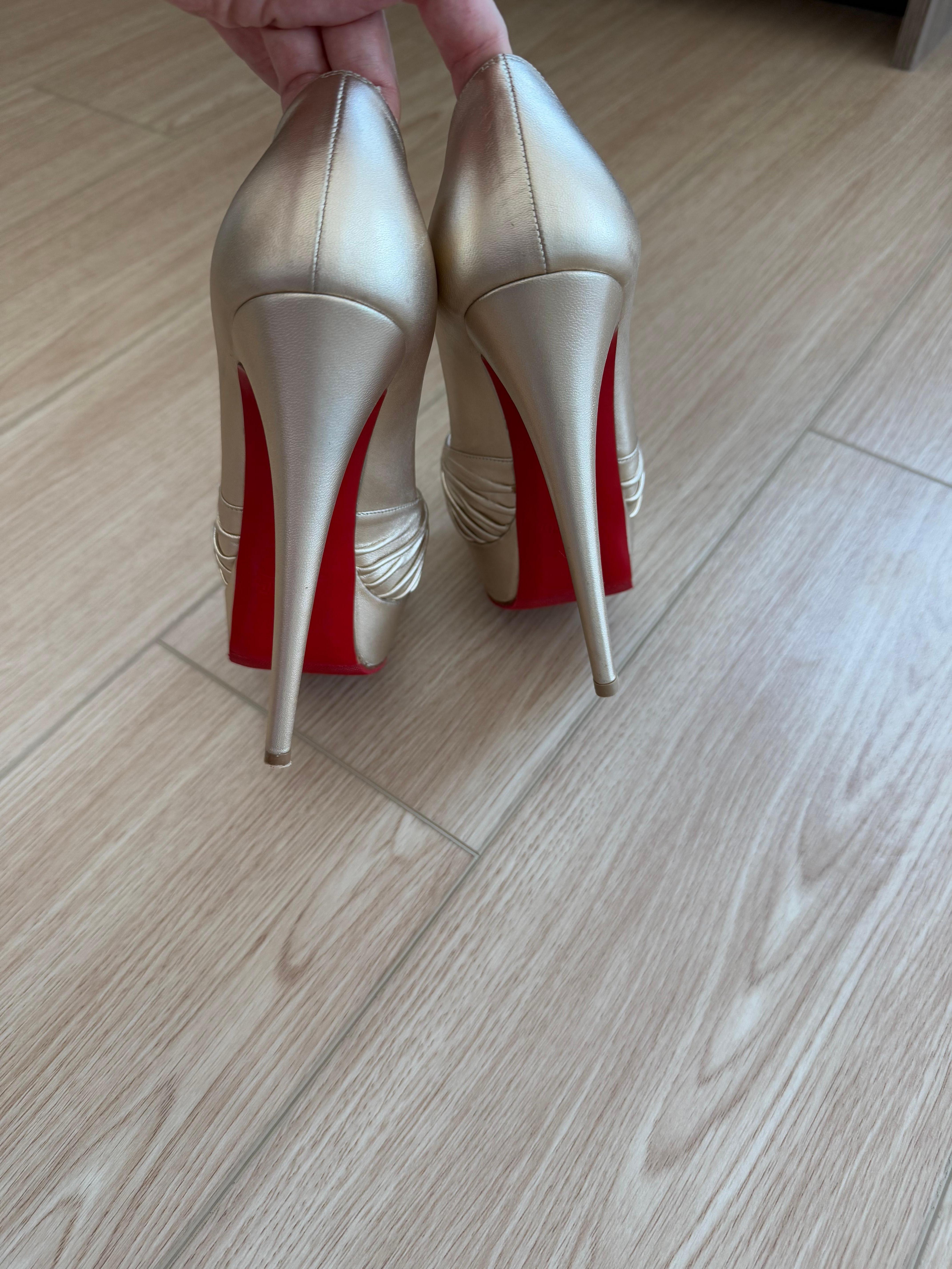 Bombas anudadas de piel dorada suave CHRISTIAN LOUBOUTIN en venta 4