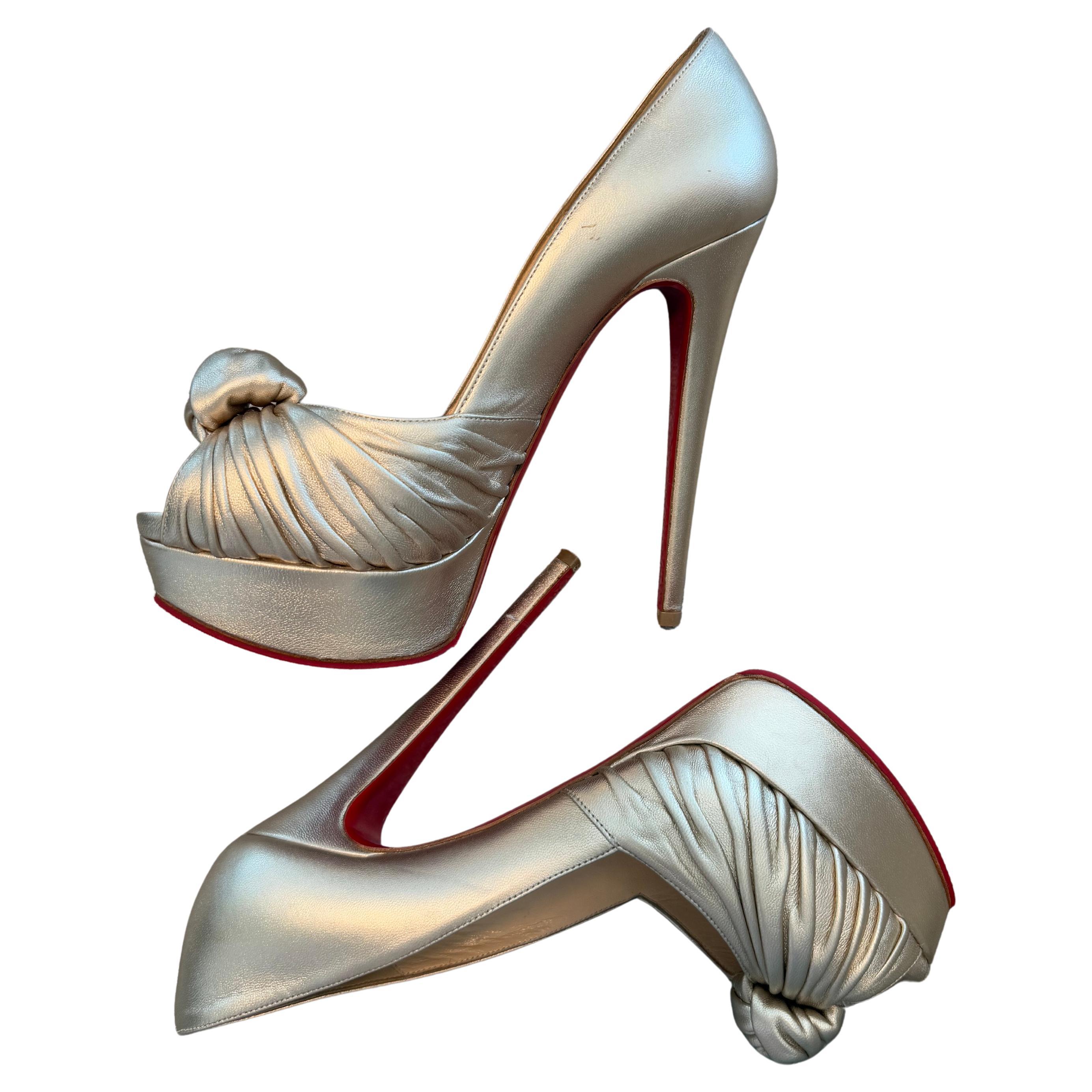 Bombas anudadas de piel dorada suave CHRISTIAN LOUBOUTIN en venta