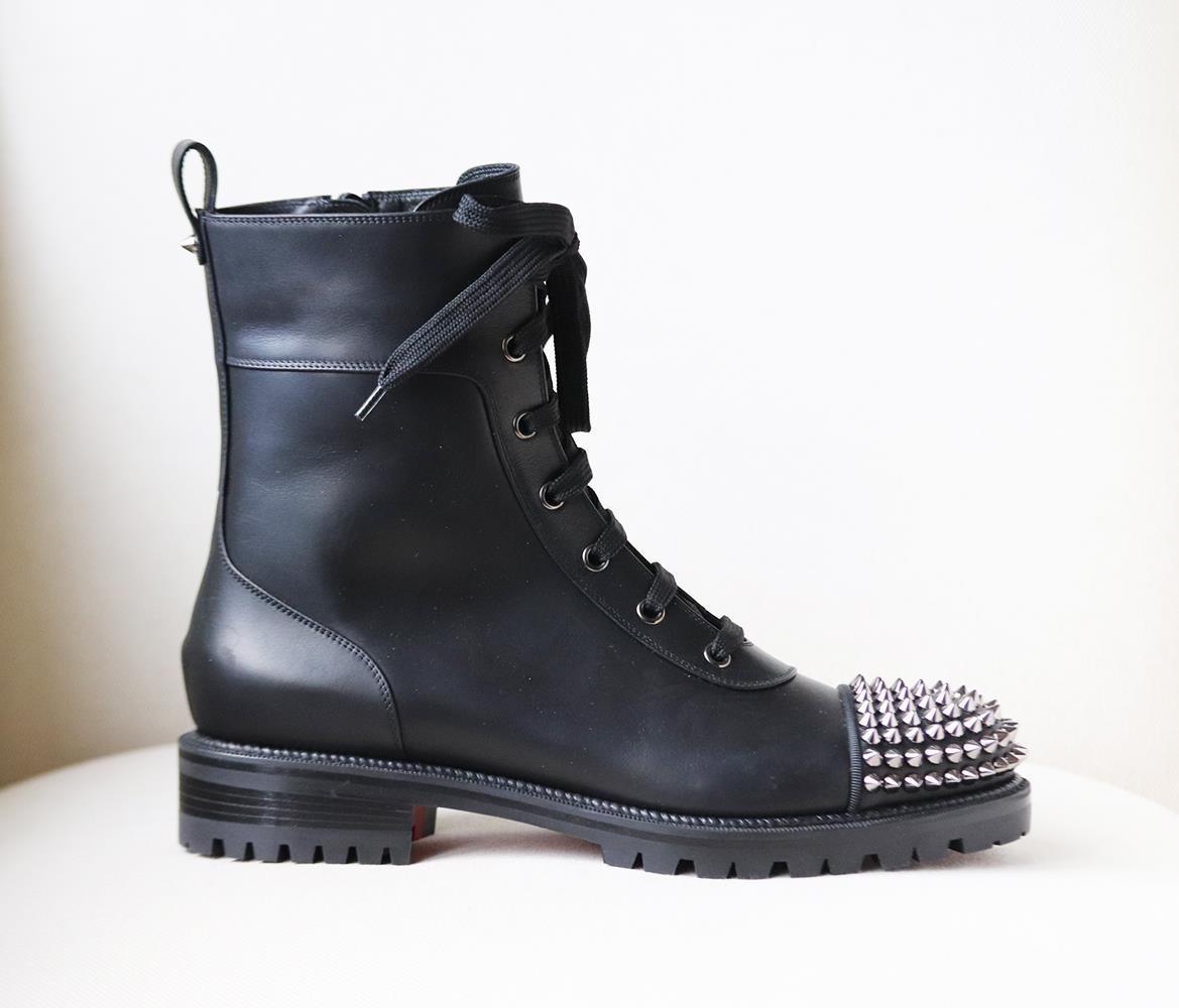 Das Paar von Christian Louboutin wirkt dank der glitzernden Gunmetal-Spikes auf jeder Zehenkappe dunkel und glamourös. Es wurde in Italien aus schwarzem Leder gefertigt und auf einer klobigen:: rot lackierten Stollensohle getragen. Der Gummi-Aal
