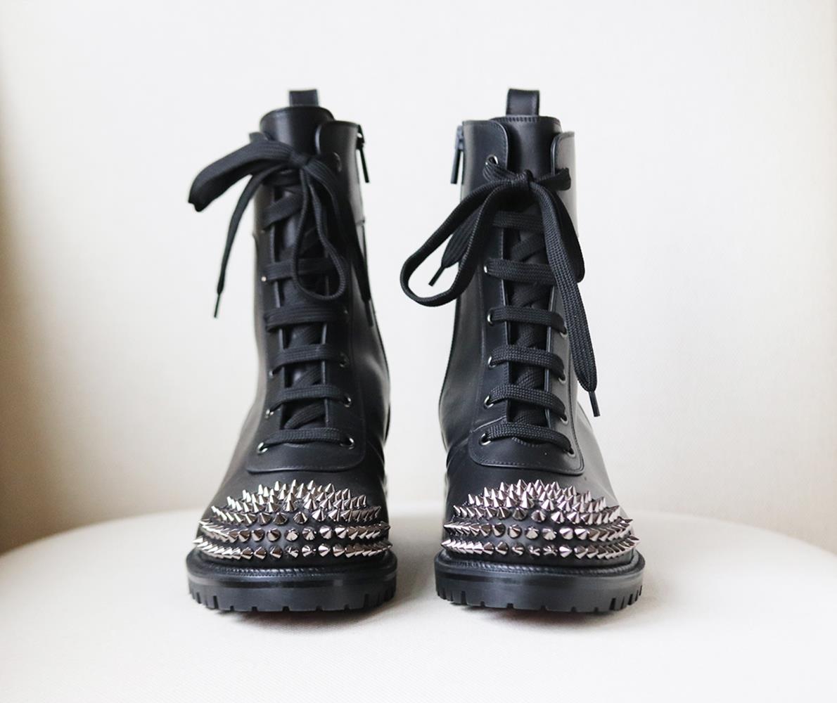Christian Louboutin Stöckelschuhe aus Leder mit Spikes (Schwarz)