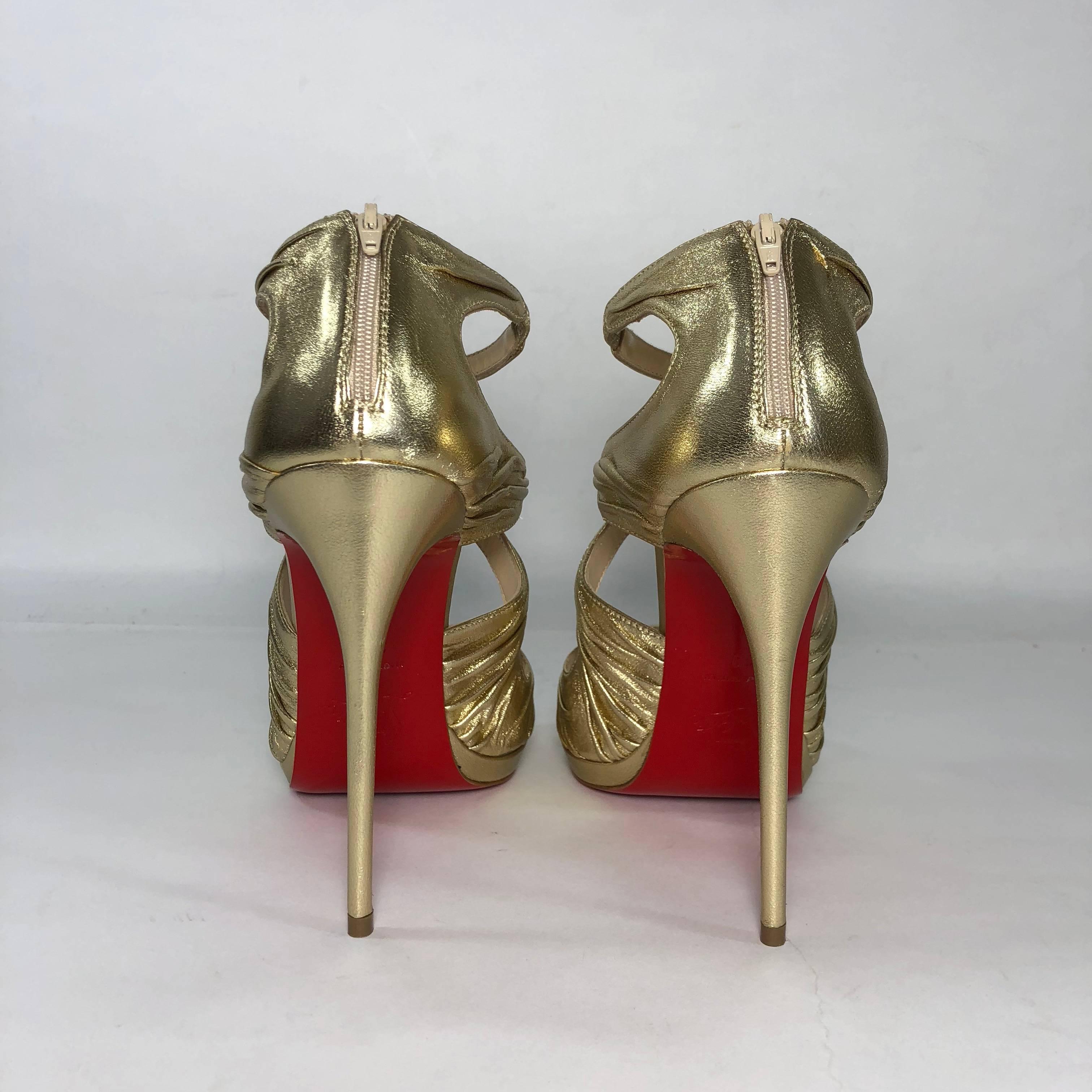 Christian Louboutin Stiletto Kashou Nappa Laminata in Light Gold In New Condition For Sale In Saint Charles, IL