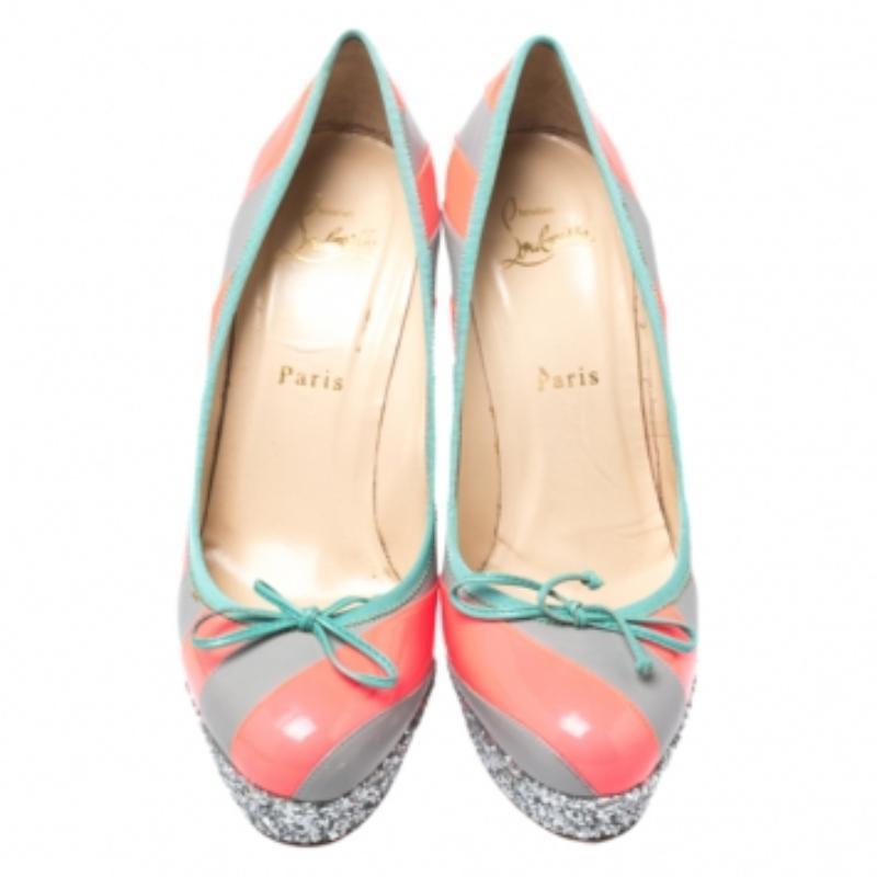 Quelle beauté que ces escarpins de Christian Louboutin ! Conçus avec des rayures sur le cuir et des petits liens sur l'empeigne, ces escarpins sont tellement tendance. Ils vous aideront à vous tenir debout grâce aux plateformes à paillettes et aux