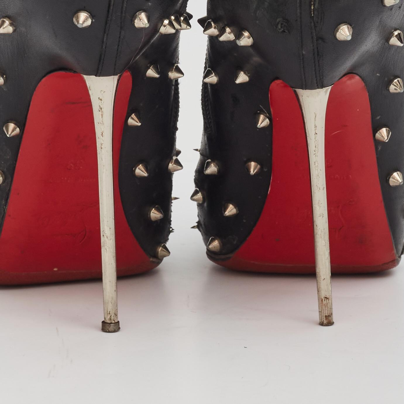 Christian Louboutin Studded Black Leather Booties (EU 39  US 8) In Good Condition For Sale In Montreal, Quebec