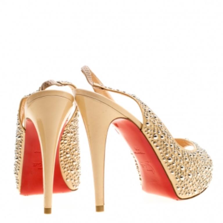 Beige Christian Louboutin Sandali con borchie in vernice Star Prive Toe Taglia 39