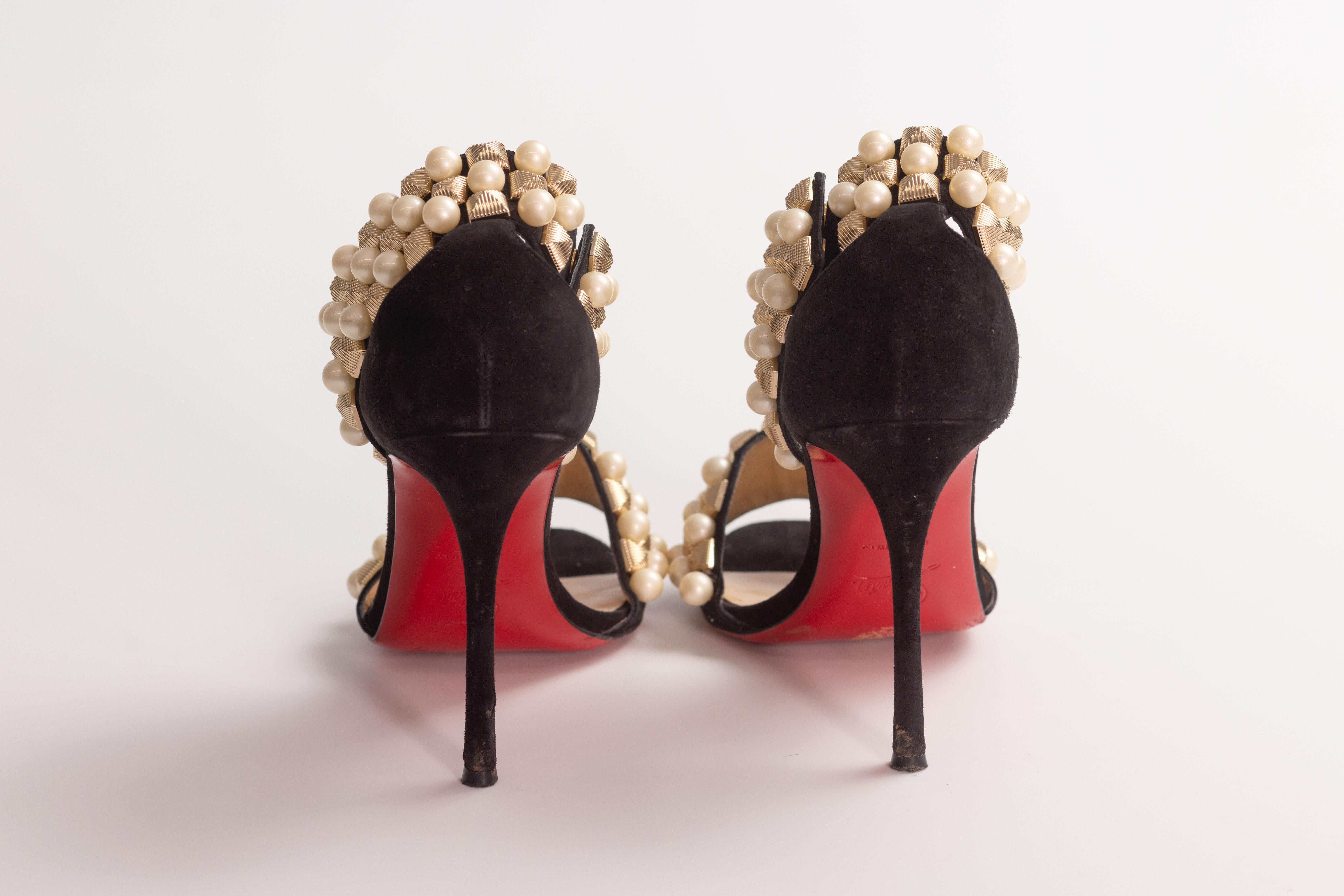 Christian Louboutin Studs Pearls Black Velvet Tudor Heels (EU 39) In Good Condition For Sale In Montreal, Quebec
