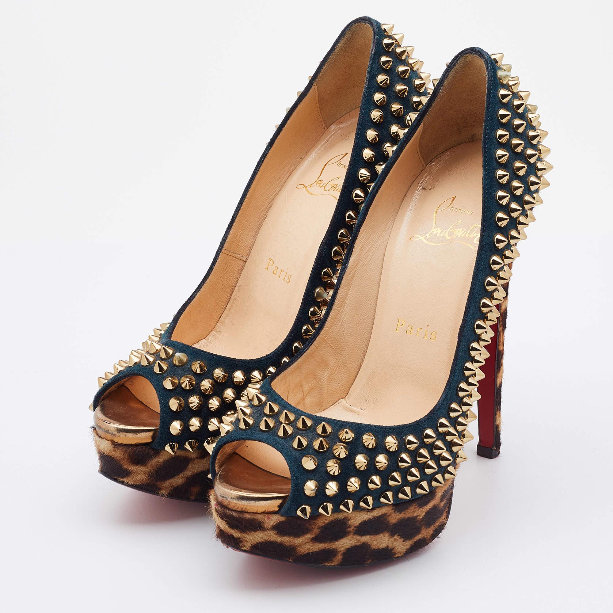 Affichez un style élégant avec cette paire d'escarpins. Ces chaussures de marque pour femmes sont fabriquées à partir de matériaux de qualité. Ils sont posés sur des semelles durables et des talons élégants.

Comprend : Sac à poussière original