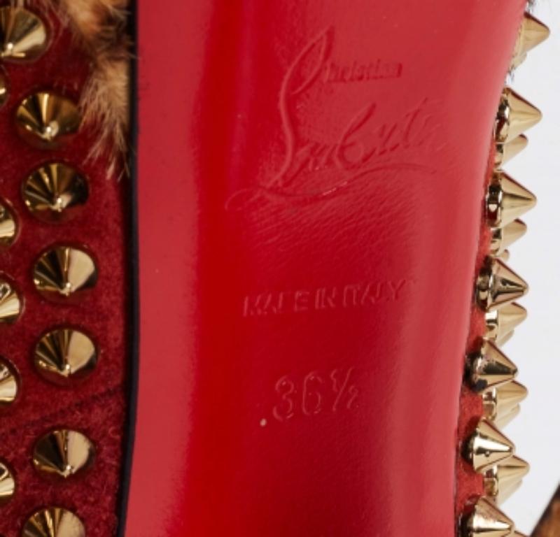 Añade un toque especial con estos Louboutins. Fabricados en ante y piel, estos zapatos de salón Lady Peep llevan llamativos adornos, peep toes y tacones de 12 cm con plataformas cubiertas de pelo de becerro con estampado de leopardo. Con la suela