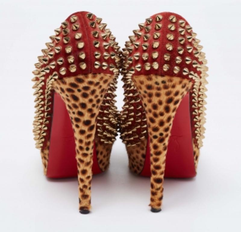 Christian Louboutin Pelo de becerro de ante Lady Peep Picos Plataforma Bombas Tamaño 36.5 en Bueno estado para la venta en Dubai, Al Qouz 2
