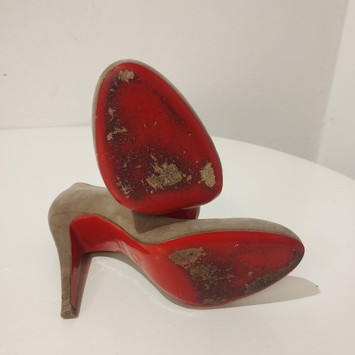 Christian Louboutin Décolleté en daim IT 37, 5 en vente 4