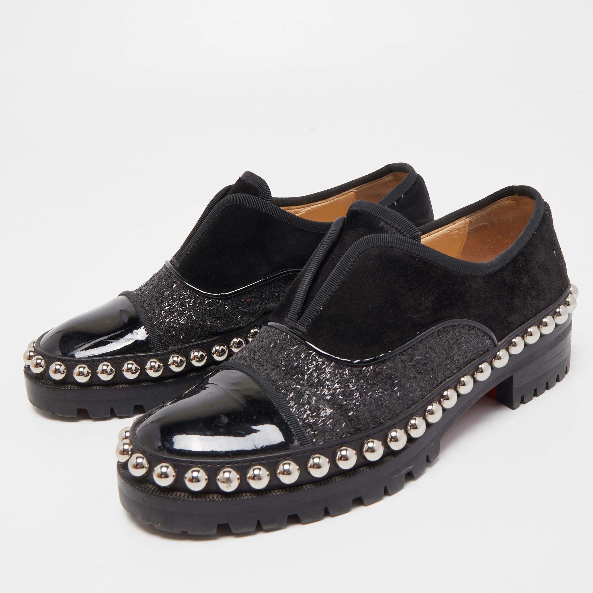 Ajoutez une touche d'originalité à votre tenue avec ces chaussures oxfords Christian Louboutin. Fabriqué à partir de matériaux de première qualité  Ils sont dotés d'une empeigne à lacets.  détails pailletés  et des clous.