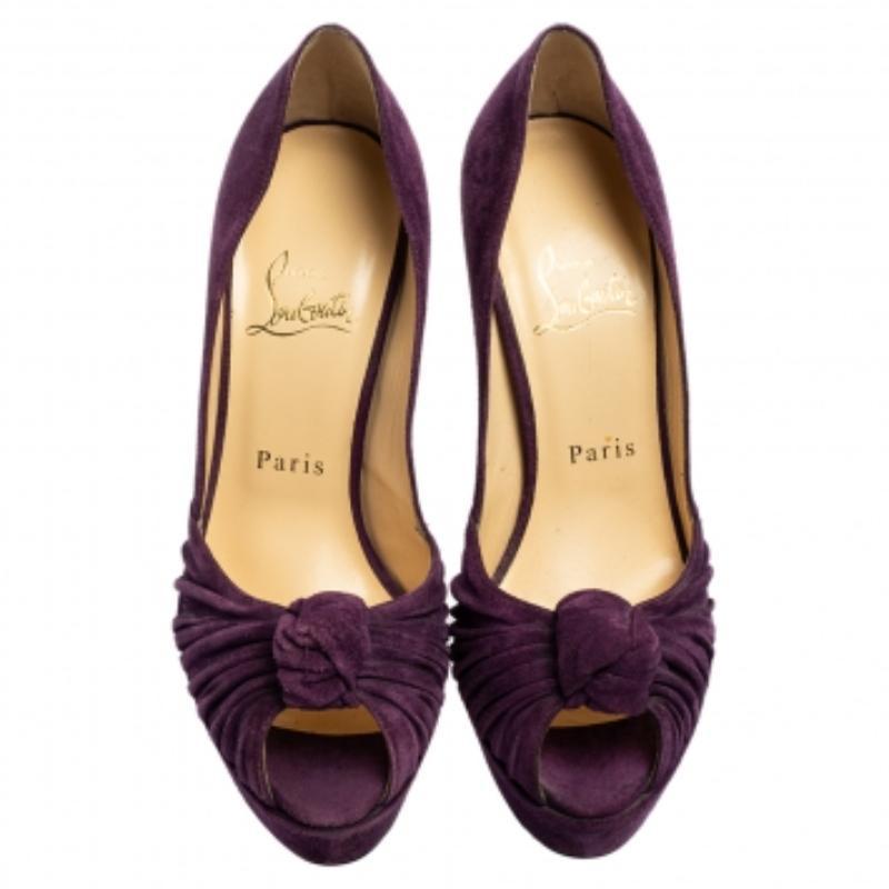 Quanto sono belle queste décolleté di Christian Louboutin! Sono state splendidamente rivestite in pelle scamosciata e sono caratterizzate da un nodo arricciato sulla tomaia. Queste décolleté sono dotate di punte, plateau con tacco alto e suola