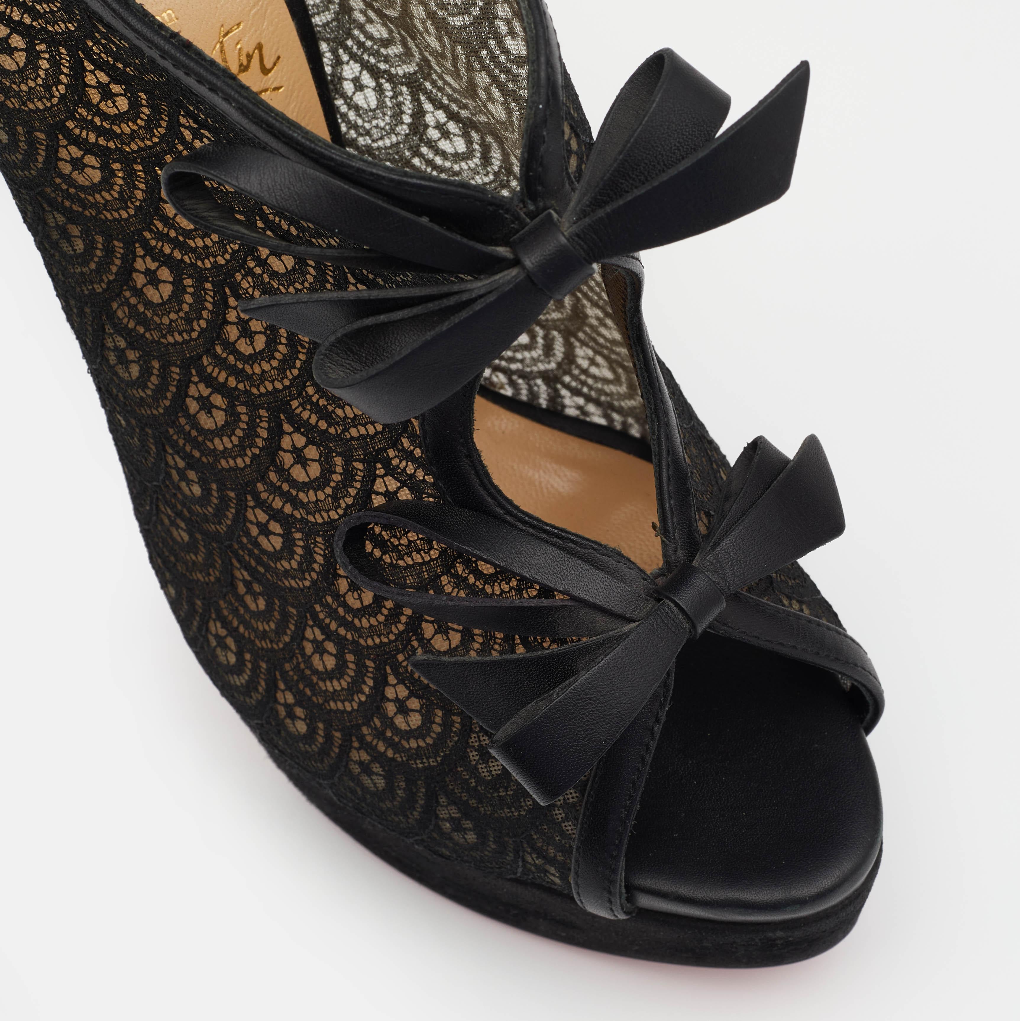 Christian Louboutin Wildleder, Spitze und Mesh Schleife offene Zehen Stiefeletten Größe 37 im Zustand „Gut“ in Dubai, Al Qouz 2