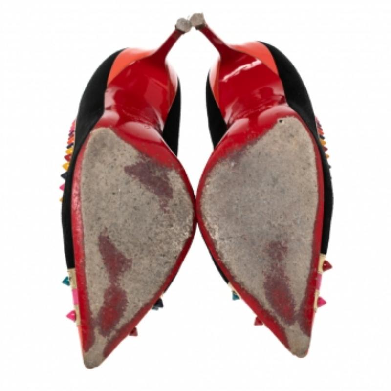 Christian Louboutin vous propose cette paire d'escarpins Malabar Hill qui allongera vos pieds et vous donnera de l'assurance à chaque pas. Ils sont dotés de pointes joliment alignées sur la ligne supérieure et sur les orteils à capuchon pointu. Les