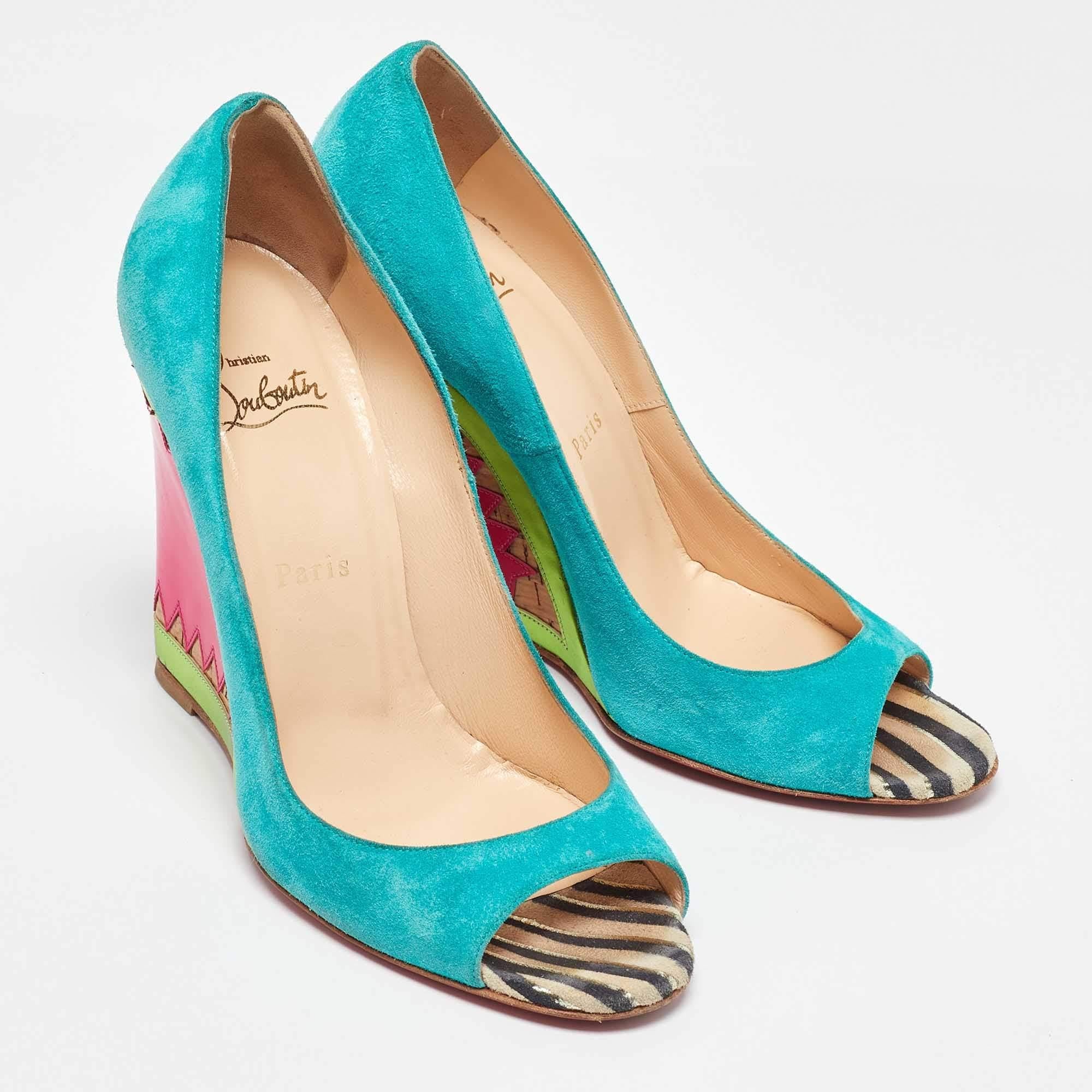 Christian Louboutin Escarpins Miramar à talons compensés en cuir verni daim, taille 38,5 Bon état - En vente à Dubai, Al Qouz 2