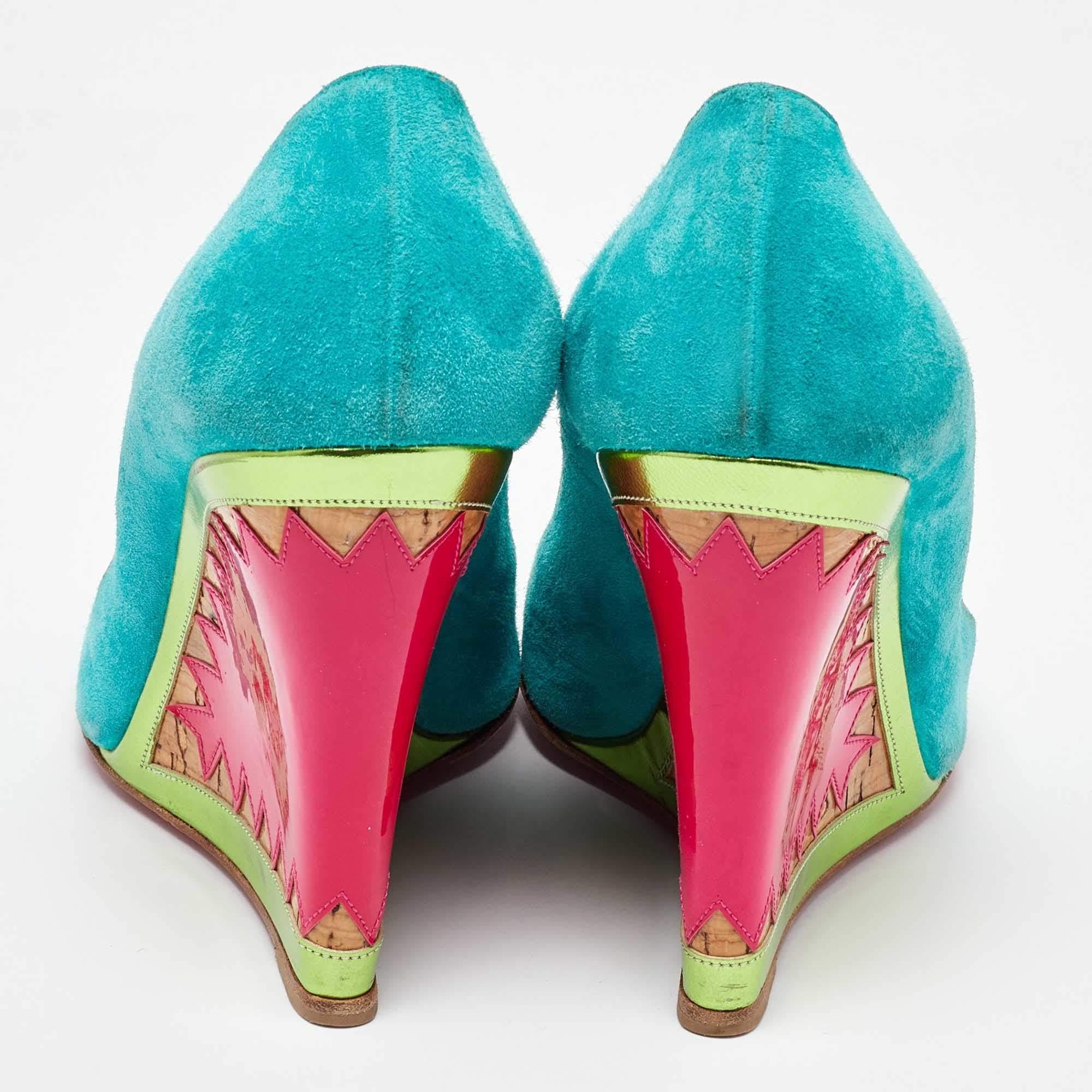 Christian Louboutin Escarpins Miramar à talons compensés en cuir verni daim, taille 38,5 Pour femmes en vente