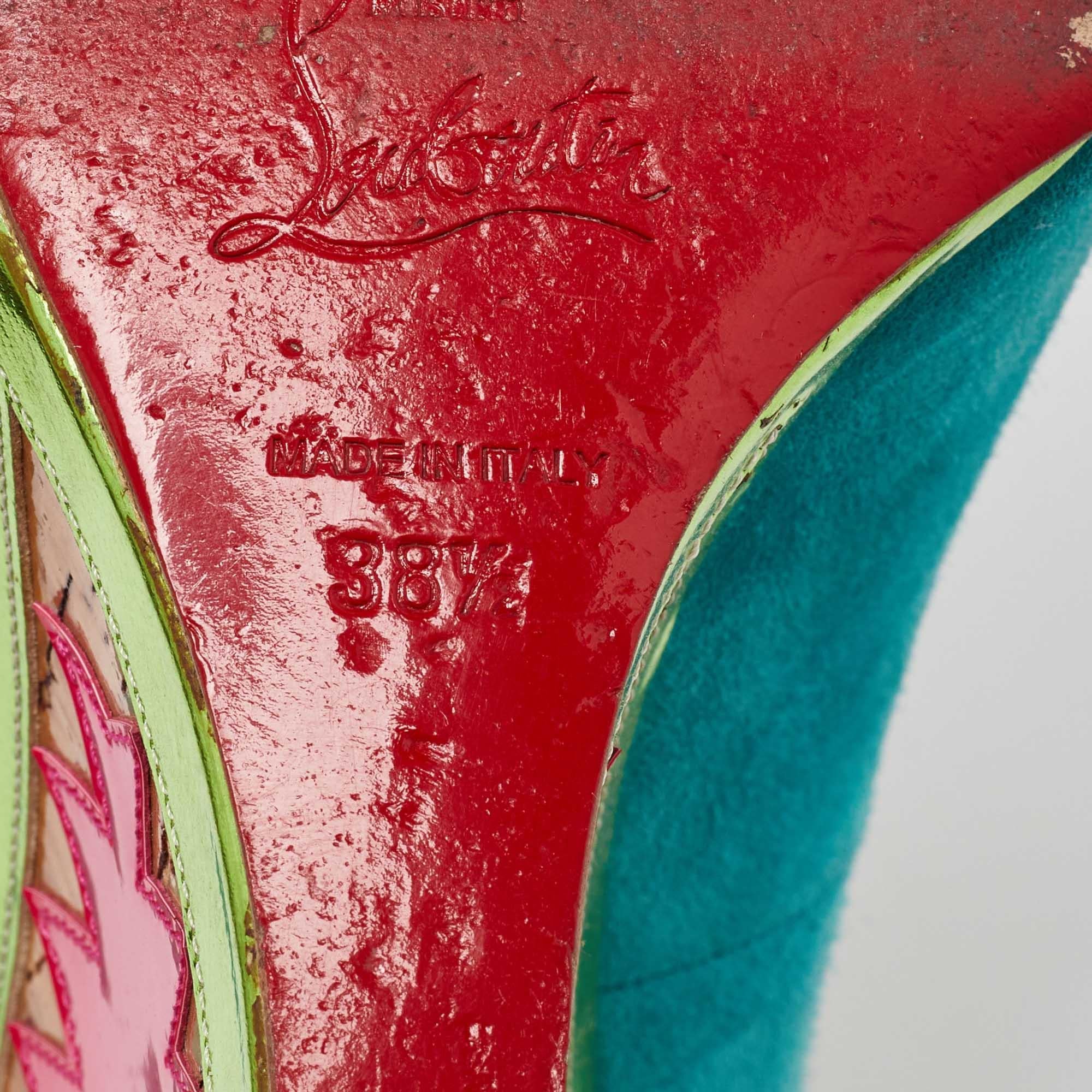 Christian Louboutin Escarpins Miramar à talons compensés en cuir verni daim, taille 38,5 en vente 3