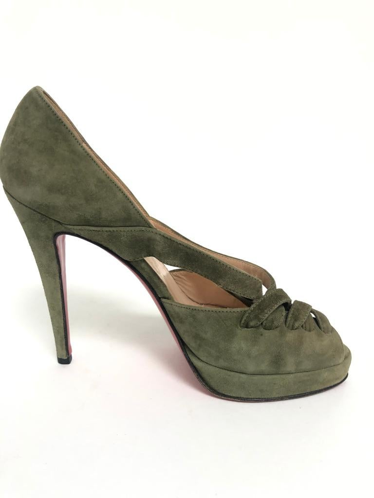 Beautiful 1940's inspired suede peep toe pumps. Intricate woven toe vamp.