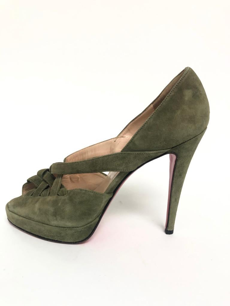 CHRISTIAN LOUBOUTIN suede peep toe pump In Good Condition For Sale In New York, NY