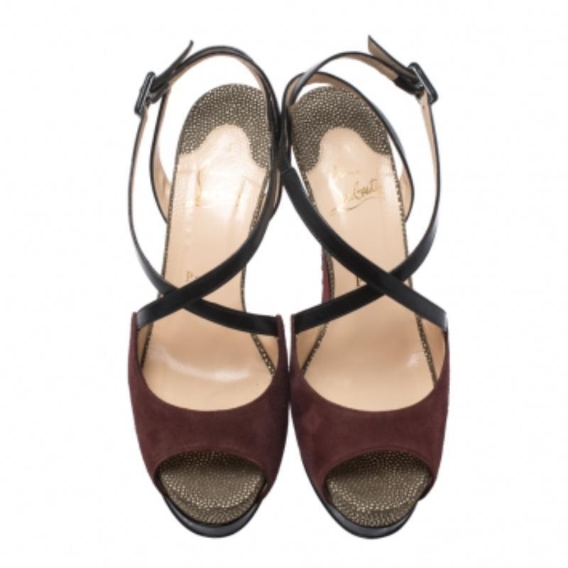 Nous avons jeté notre dévolu sur ces sandales de Christian Louboutin. Cette paire multicolore a été réalisée en daim, en cuir et en cuir de python ; elle est dotée de brides croisées sur le dessus. Ils sont également dotés d'une fermeture à boucle à