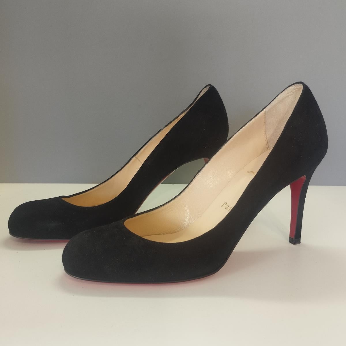 Beau et chic décolleté de Louboutin
Suède
Couleur noire
Hauteur du talon cm 8,5 (3,34 inches)
Avec boîte
Livraison rapide dans le monde entier incluse dans le prix