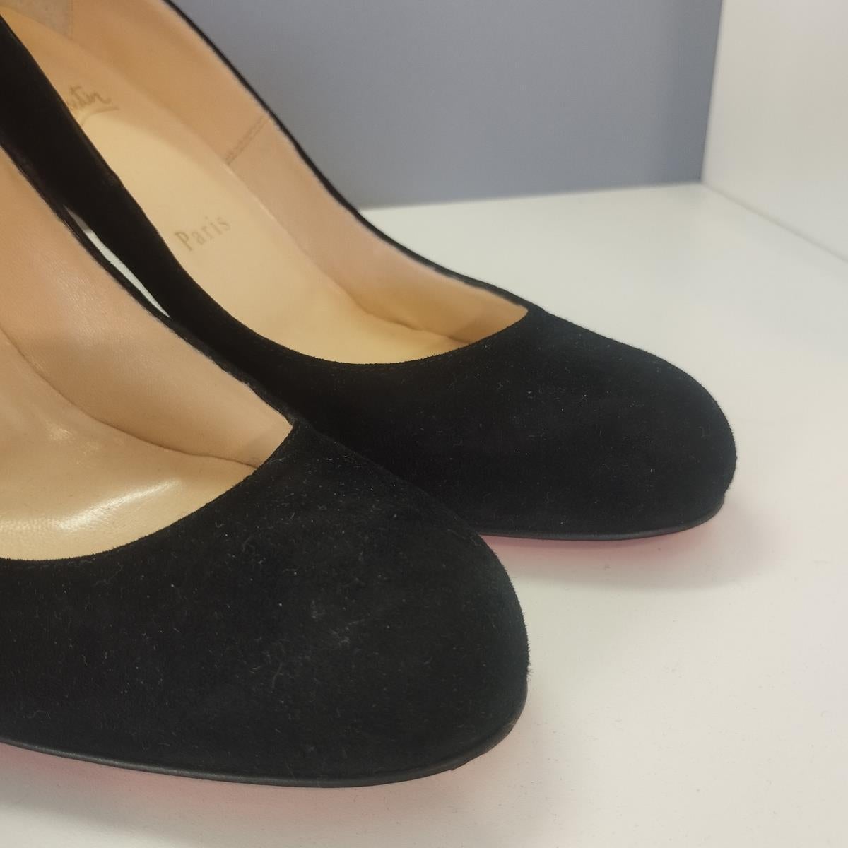 Noir Christian Louboutin escarpins simples en daim IT 37 en vente
