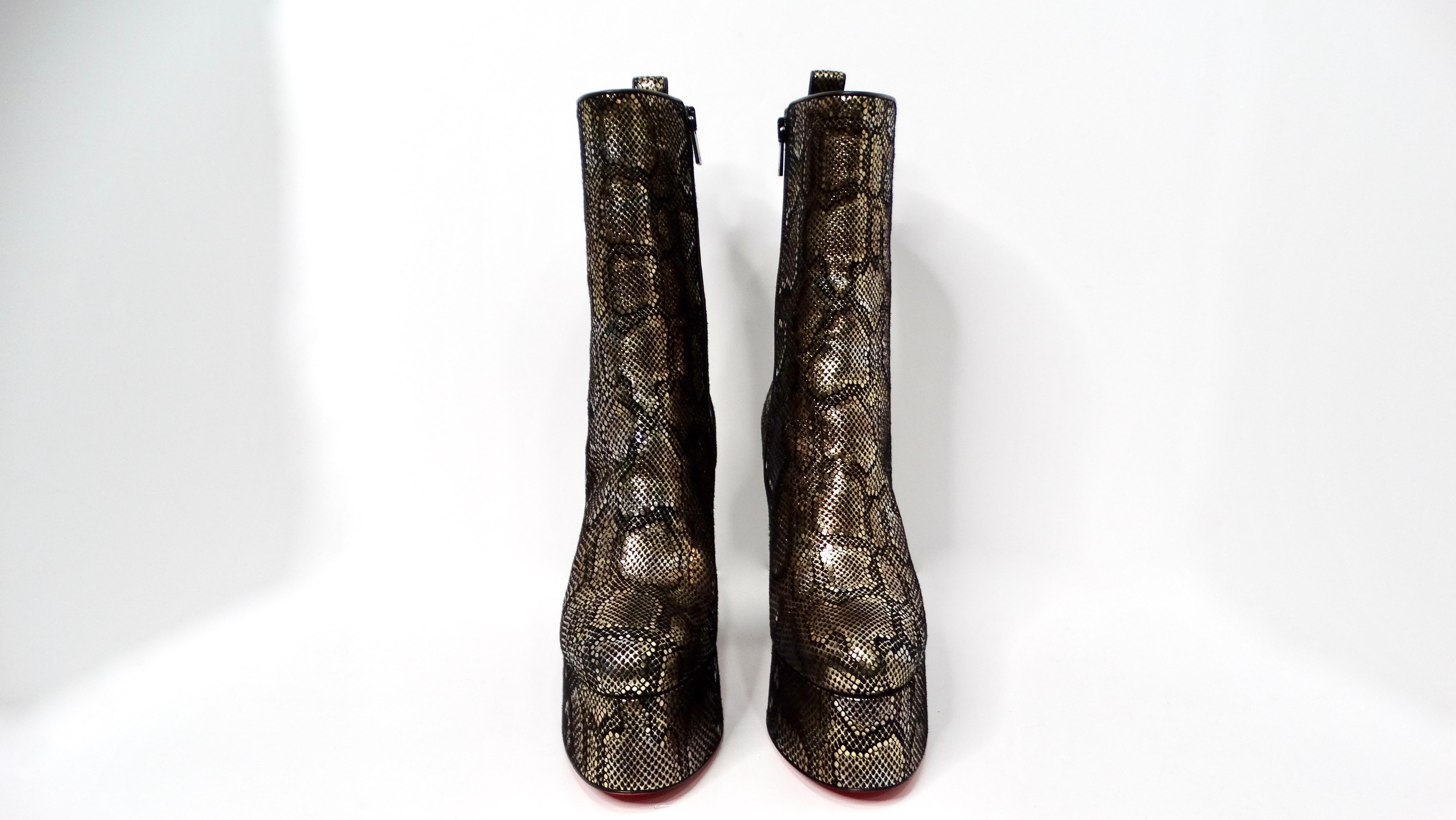 Entrez dans une sophistication somptueuse avec les bottes à talons compensés en daim imprimé serpent de Christian Louboutin. Ces superbes bottes en daim luxueux sont ornées d'un imprimé serpent métallique doré qui capte magnifiquement la lumière, ce