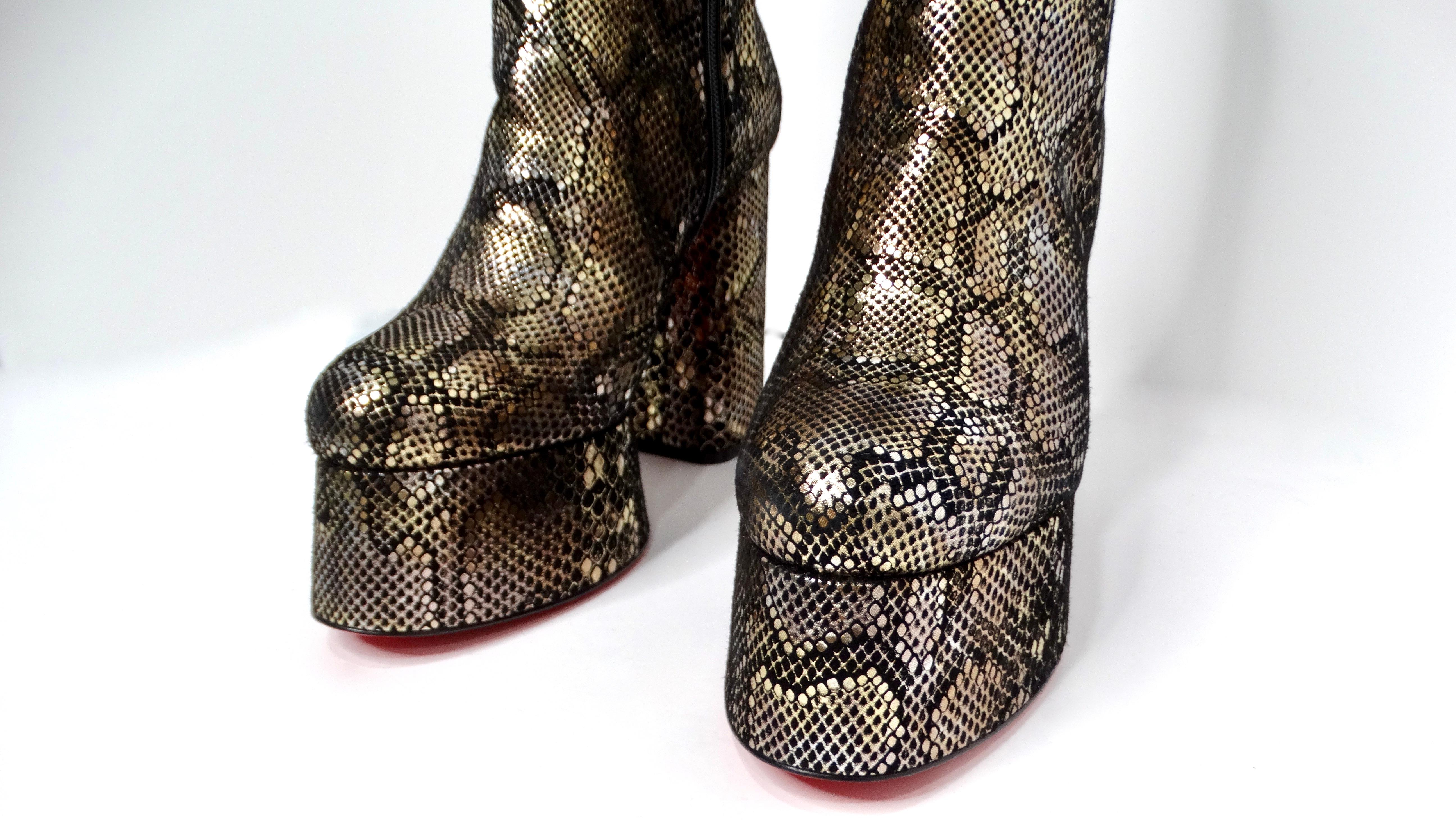 Noir Christian Louboutin Bottes à talons compensés en daim imprimé serpent en vente