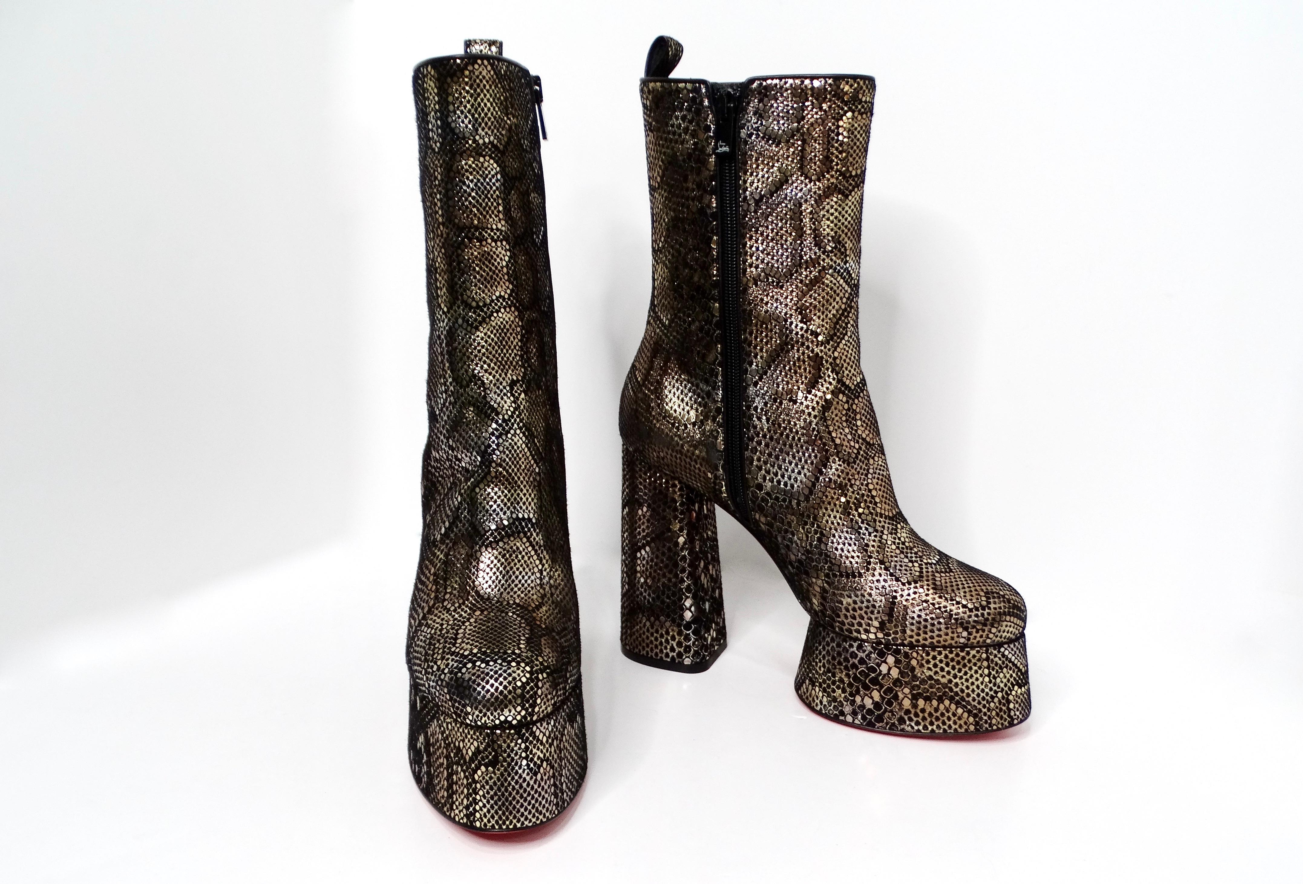 Christian Louboutin Bottes à talons compensés en daim imprimé serpent Bon état - En vente à Scottsdale, AZ